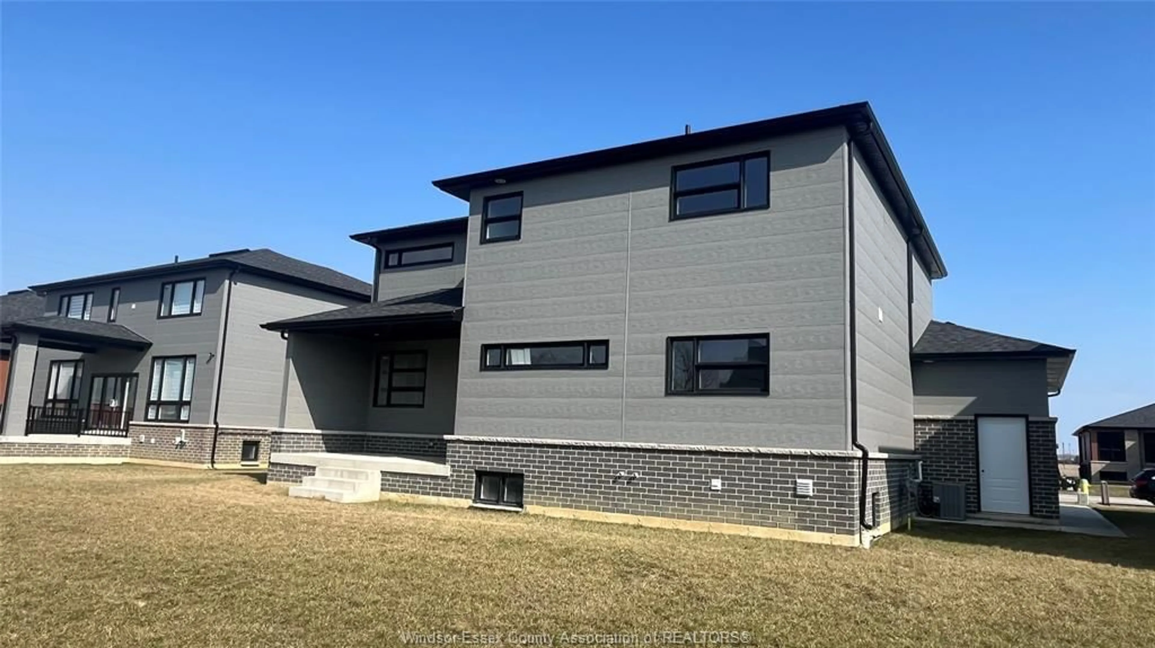 Home with vinyl exterior material, building for 117 HAZEL Cres, Kingsville Ontario N9Y 0A9