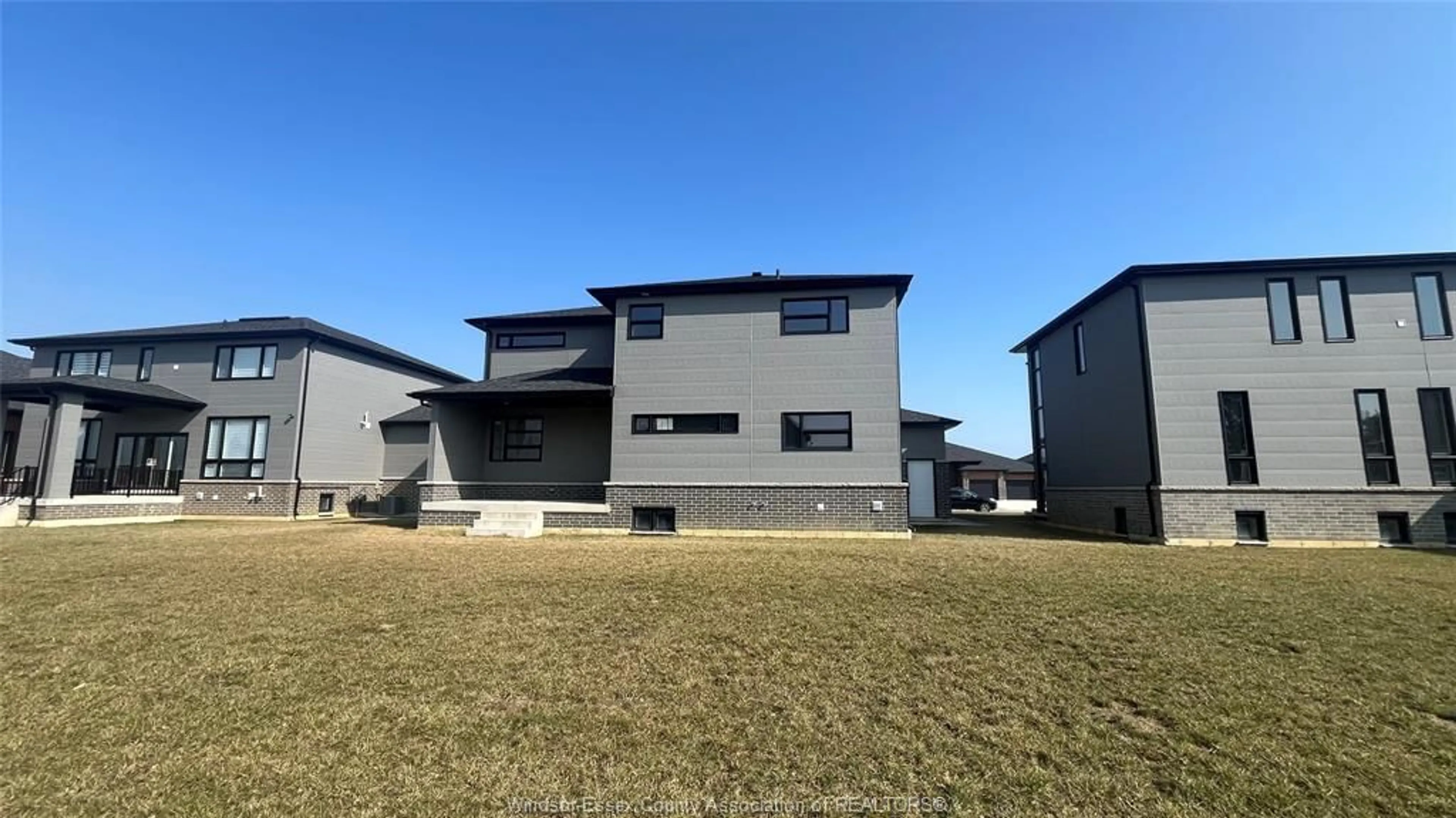 A pic from outside/outdoor area/front of a property/back of a property/a pic from drone, building for 117 HAZEL Cres, Kingsville Ontario N9Y 0A9
