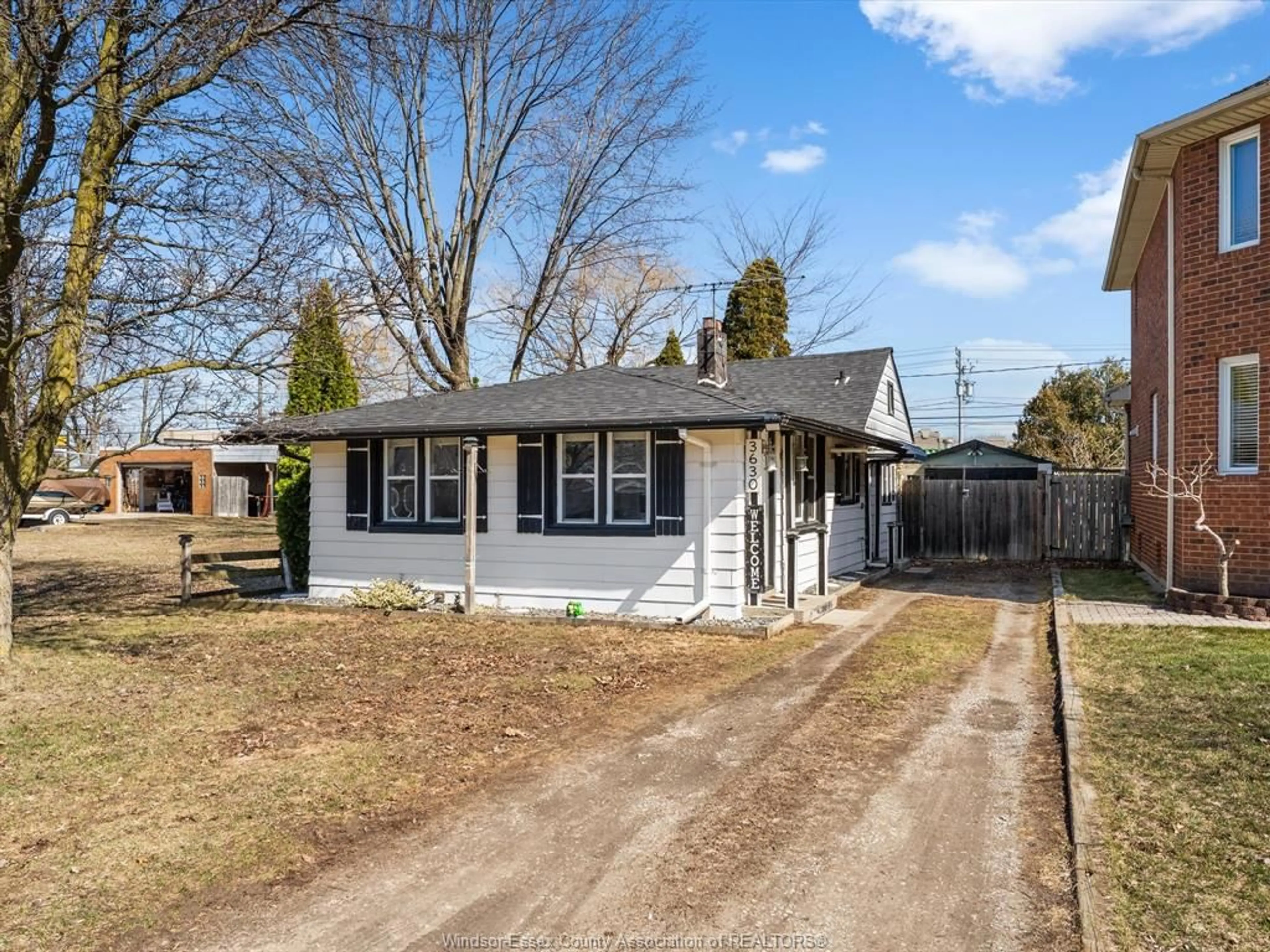 A pic from outside/outdoor area/front of a property/back of a property/a pic from drone, street for 3630 TURNER Rd, Windsor Ontario N8W 3N1