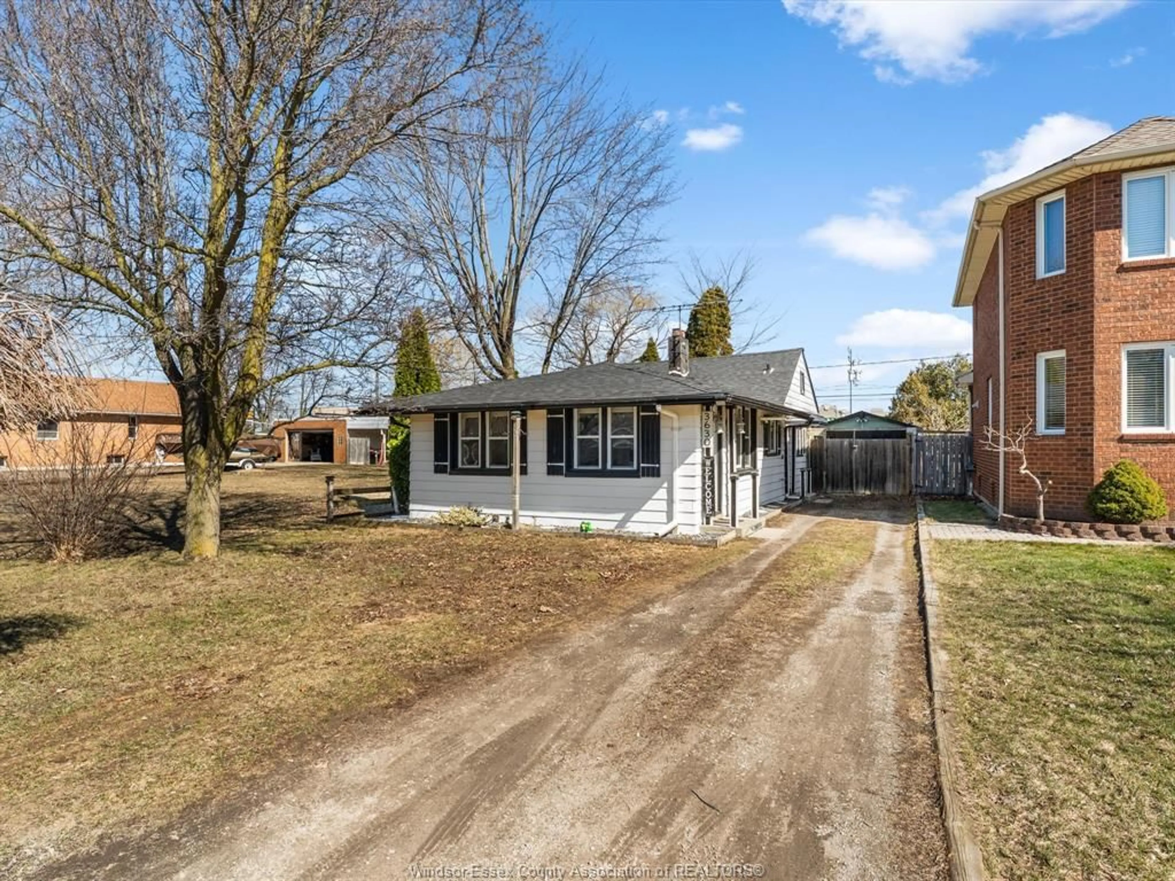 A pic from outside/outdoor area/front of a property/back of a property/a pic from drone, street for 3630 TURNER Rd, Windsor Ontario N8W 3N1