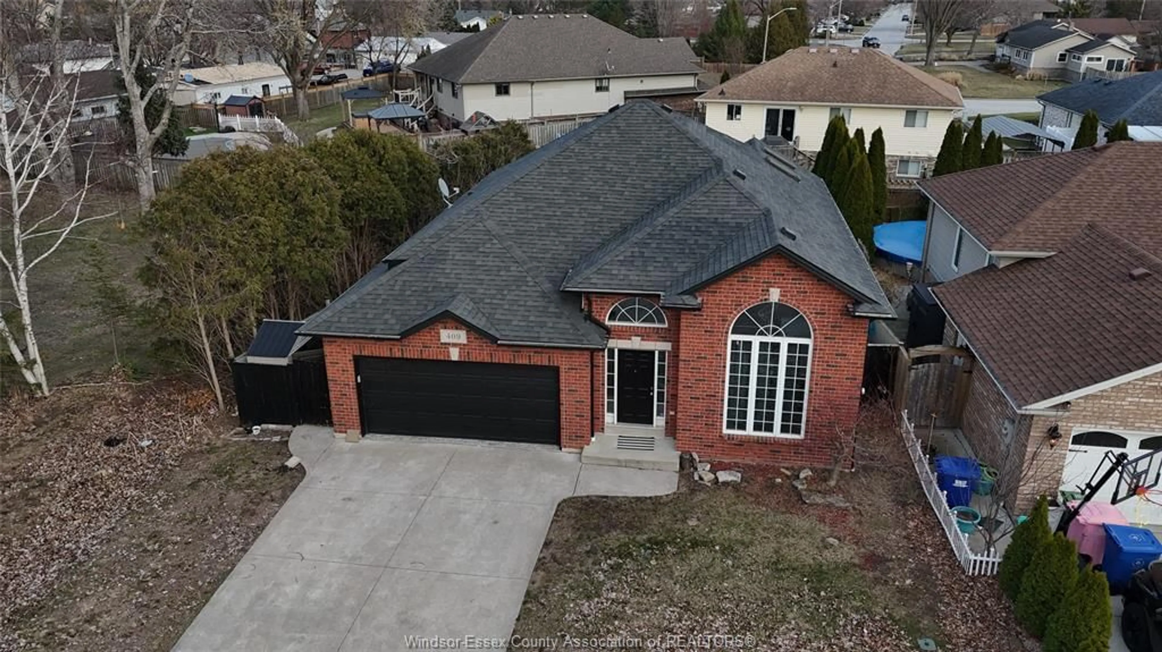 A pic from outside/outdoor area/front of a property/back of a property/a pic from drone, street for 409 RENE Dr, LaSalle Ontario N9J 3R2