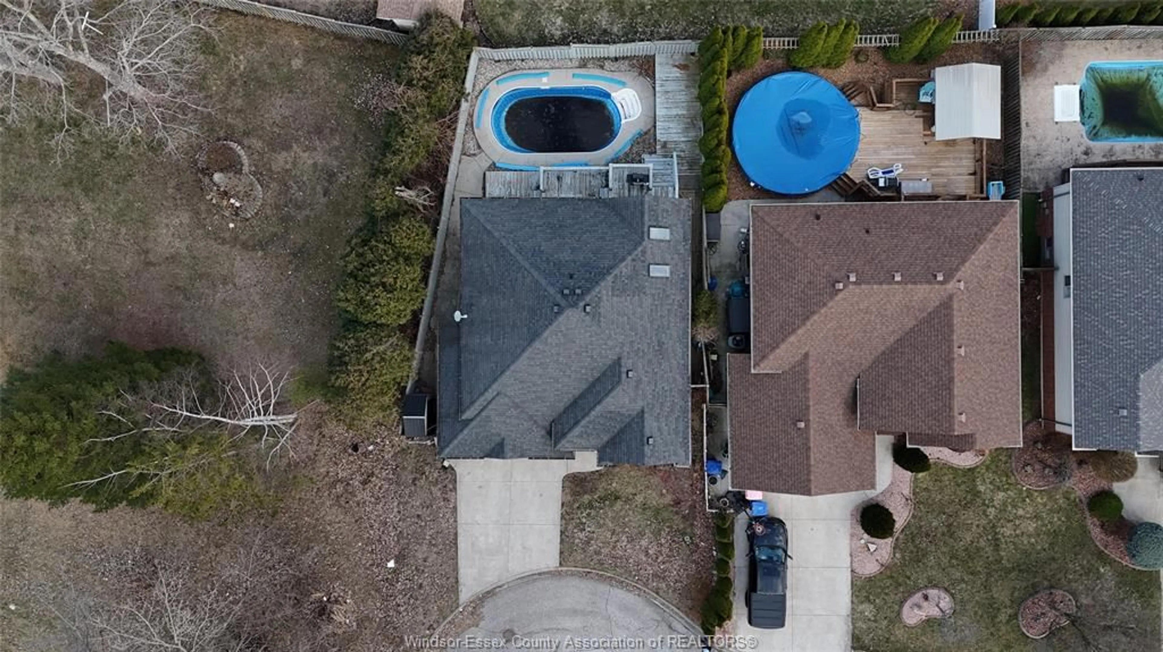 A pic from outside/outdoor area/front of a property/back of a property/a pic from drone, street for 409 RENE Dr, LaSalle Ontario N9J 3R2