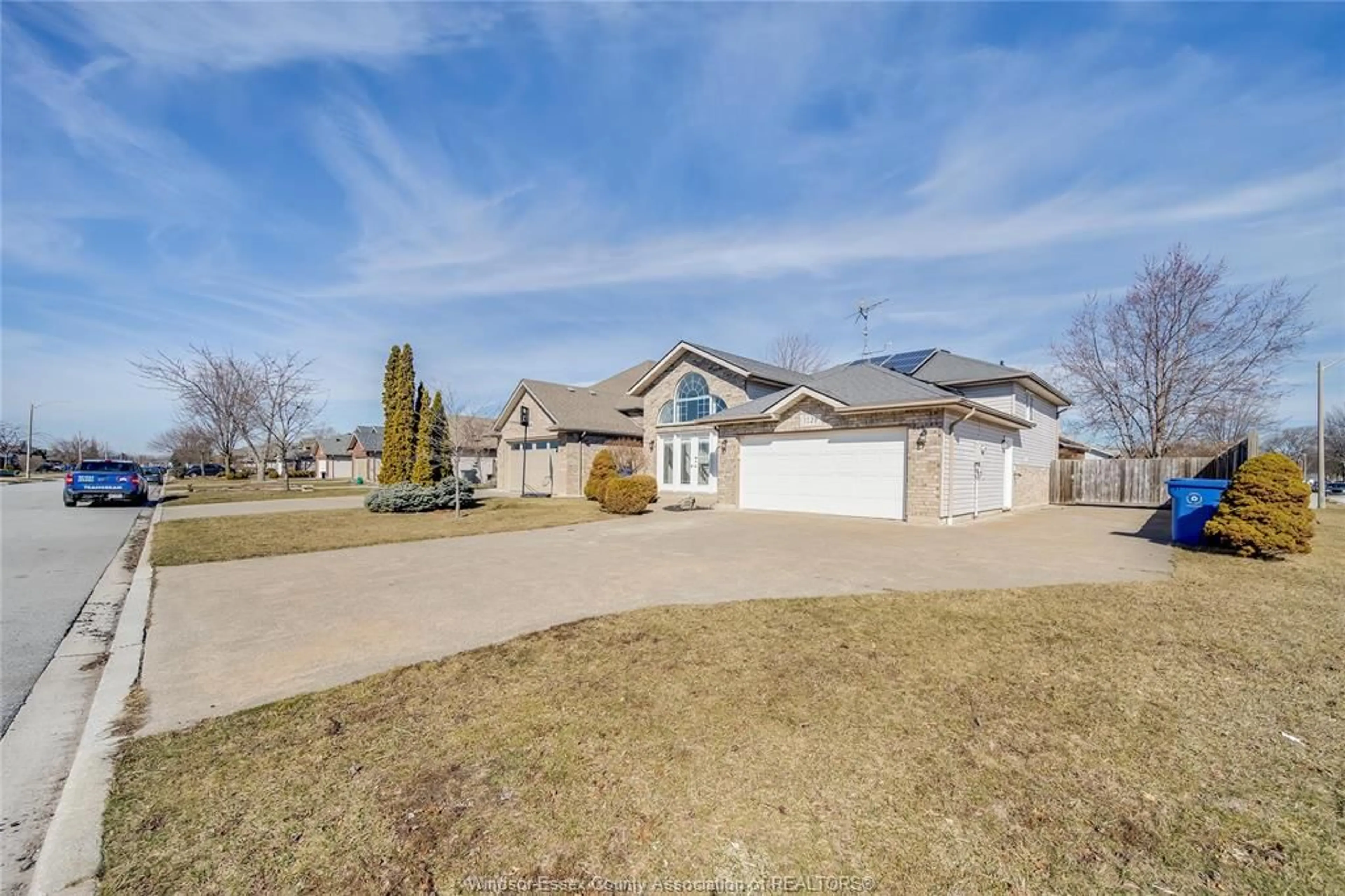 A pic from outside/outdoor area/front of a property/back of a property/a pic from drone, street for 1120 KING LOUIS, Lakeshore Ontario N8L 0V3