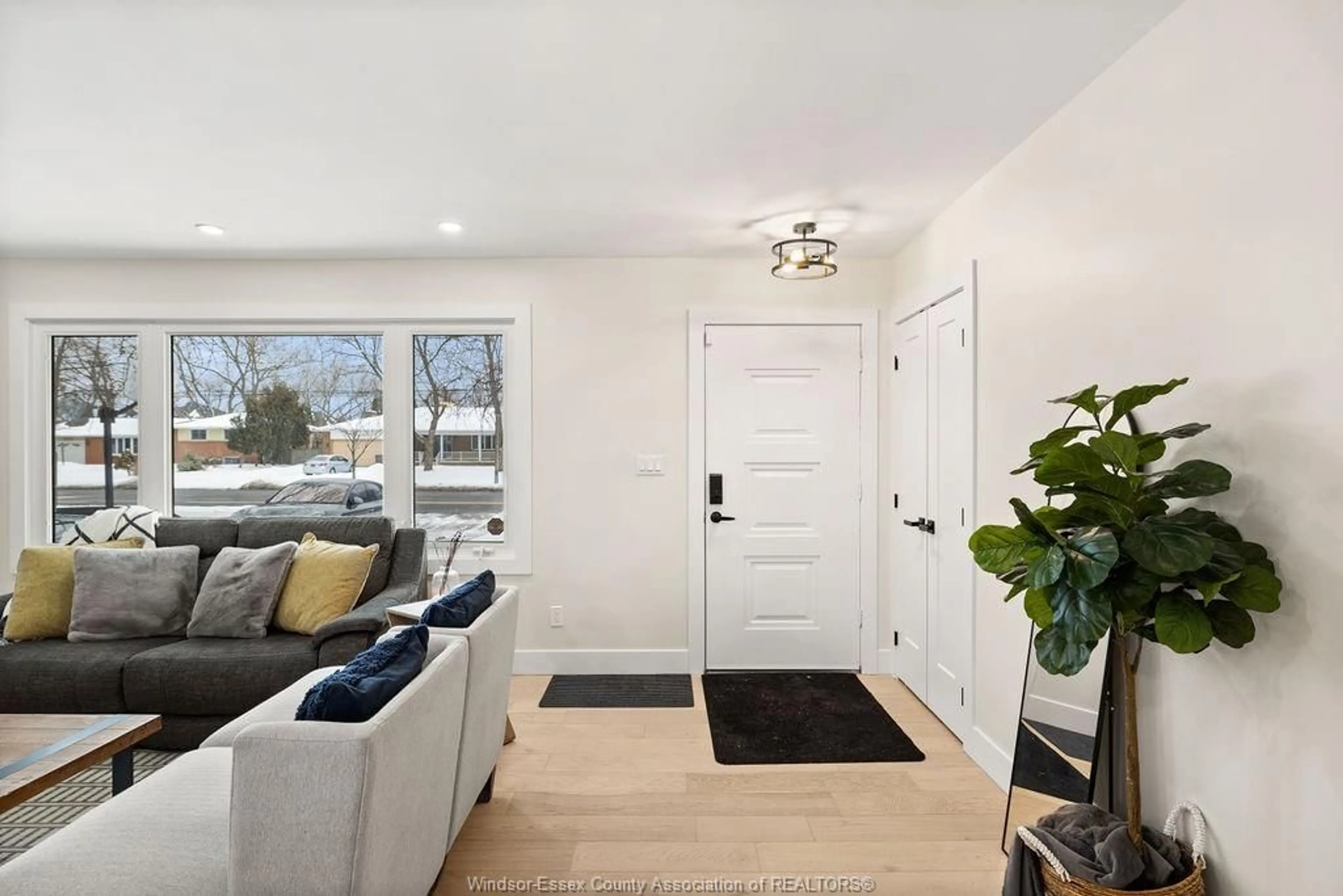 Indoor entryway for 4385 HURON CHURCH LINE Rd, LaSalle Ontario N8H 1H3