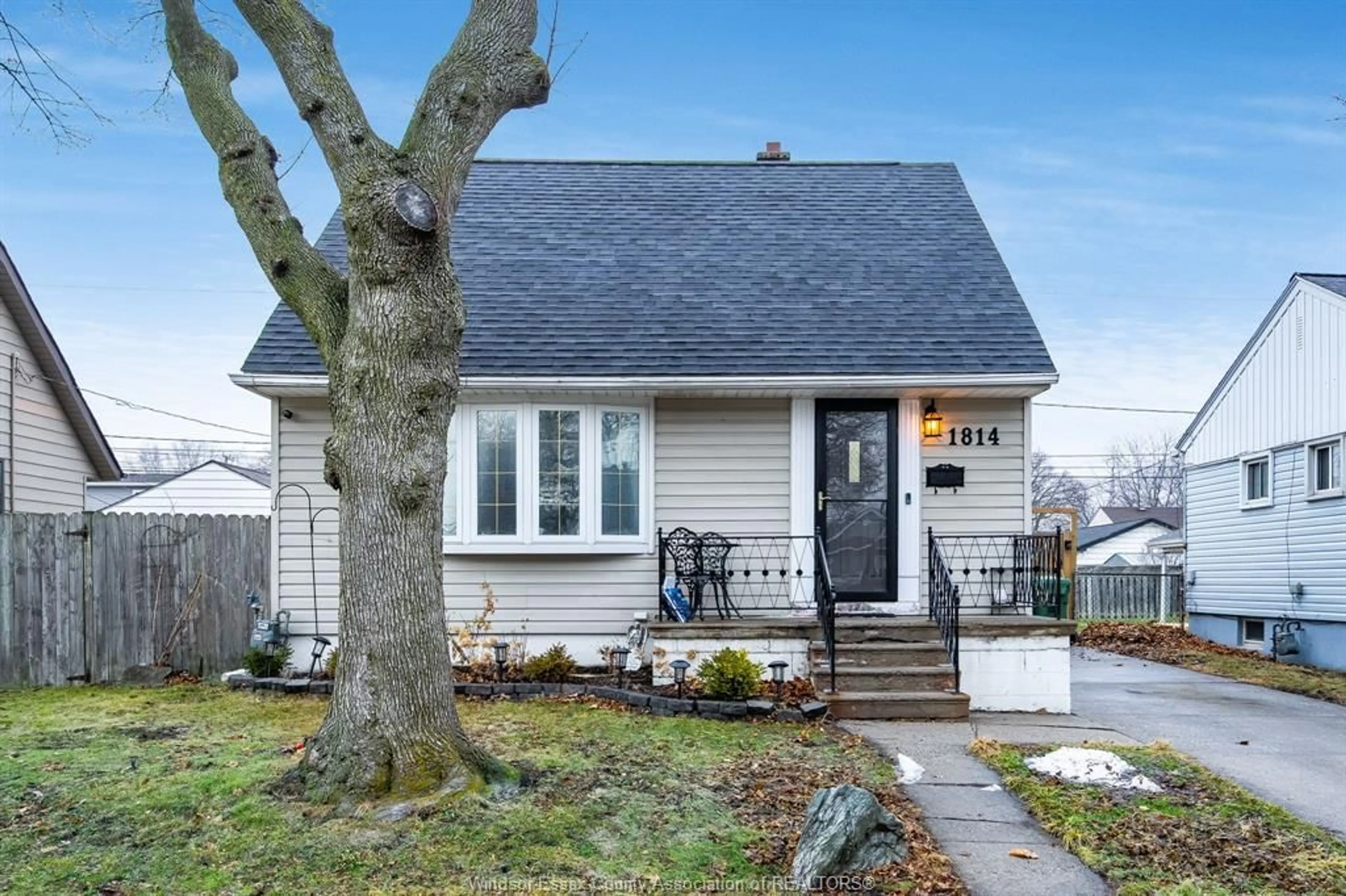 Unknown for 1814 Larkin, Windsor Ontario N8W 4G6