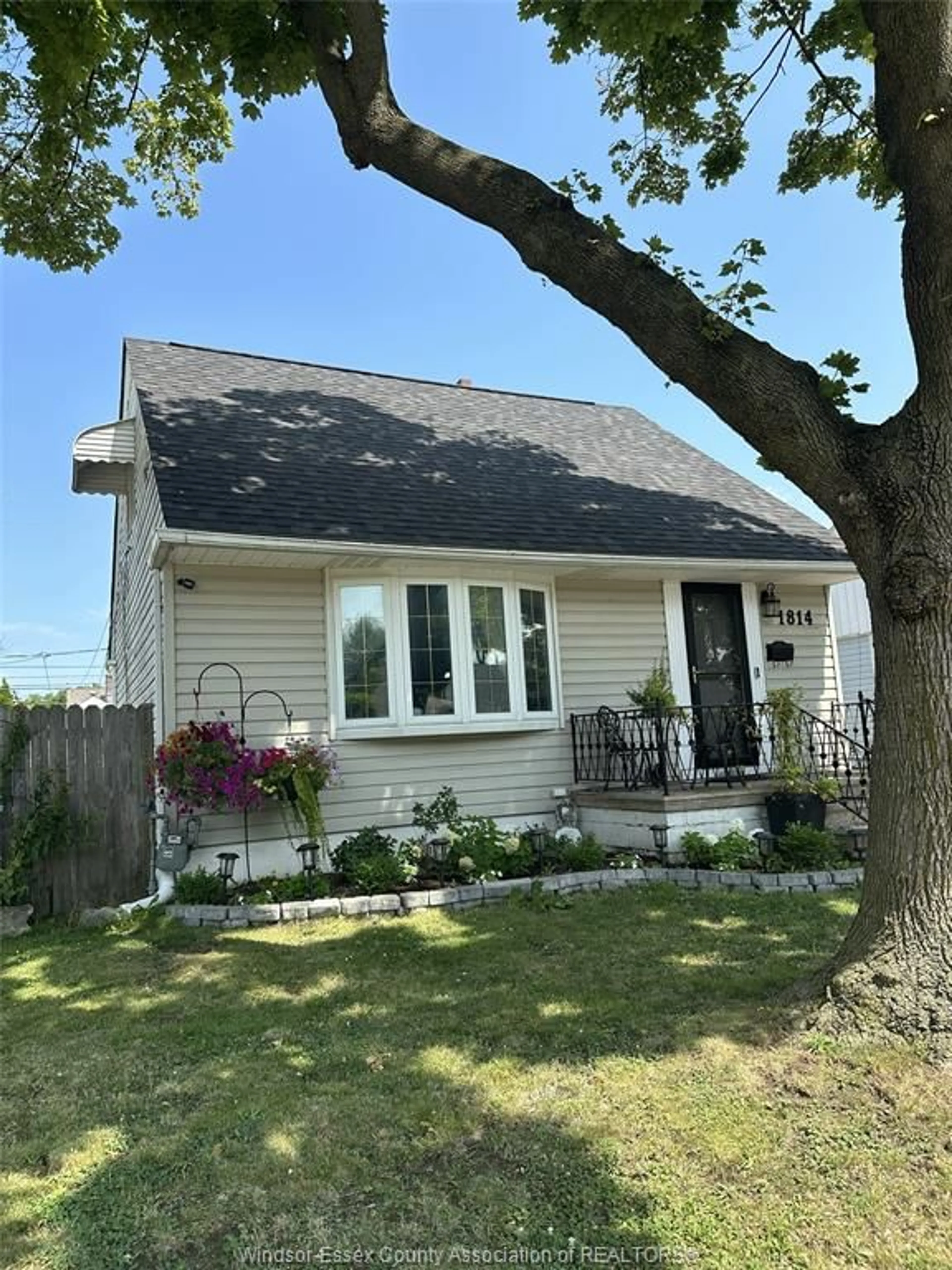 Unknown for 1814 Larkin, Windsor Ontario N8W 4G6