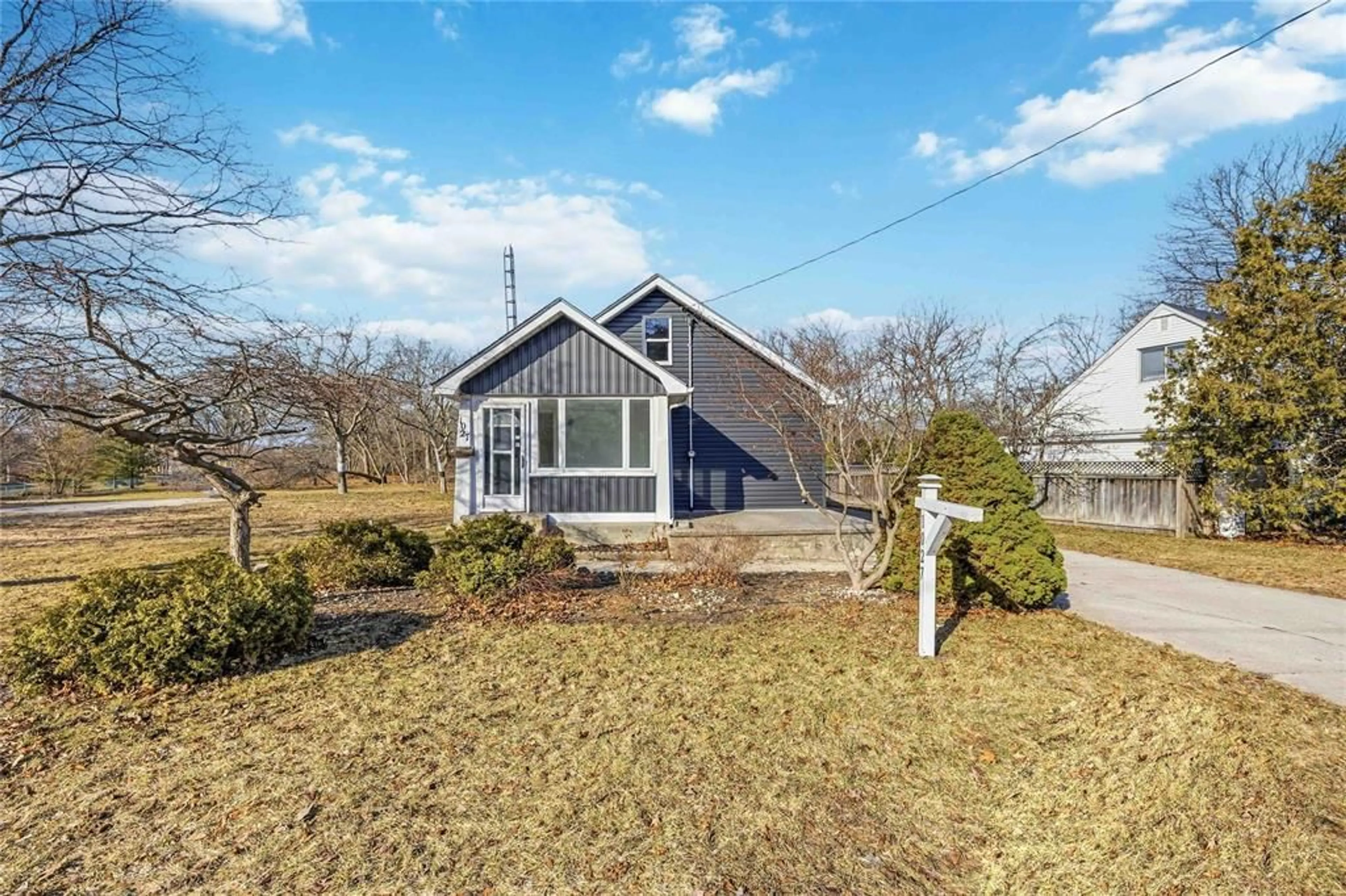 A pic from outside/outdoor area/front of a property/back of a property/a pic from drone, street for 1027 COLBORNE Rd, Sarnia Ontario N7V 3K6