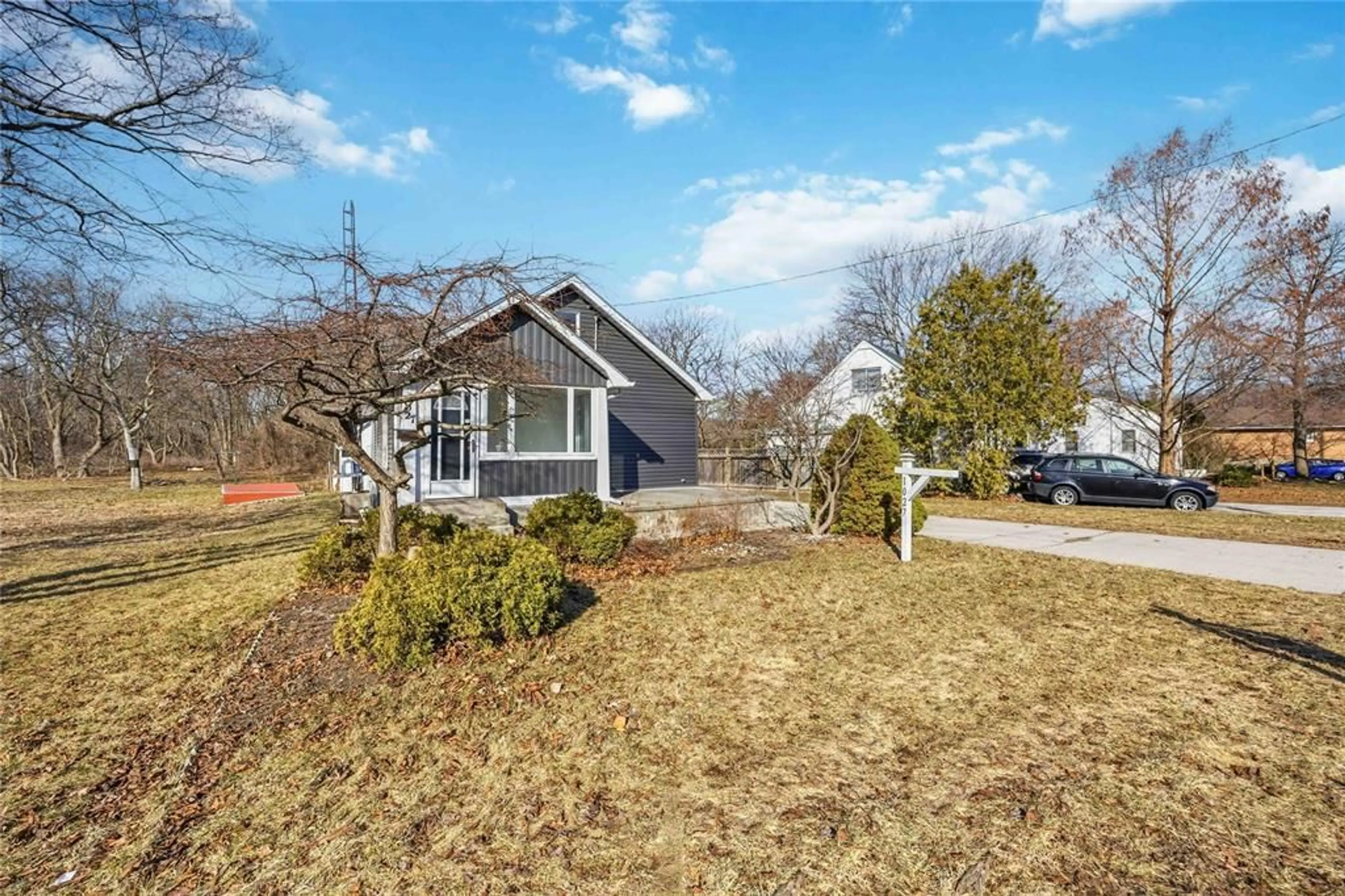 A pic from outside/outdoor area/front of a property/back of a property/a pic from drone, street for 1027 COLBORNE Rd, Sarnia Ontario N7V 3K6