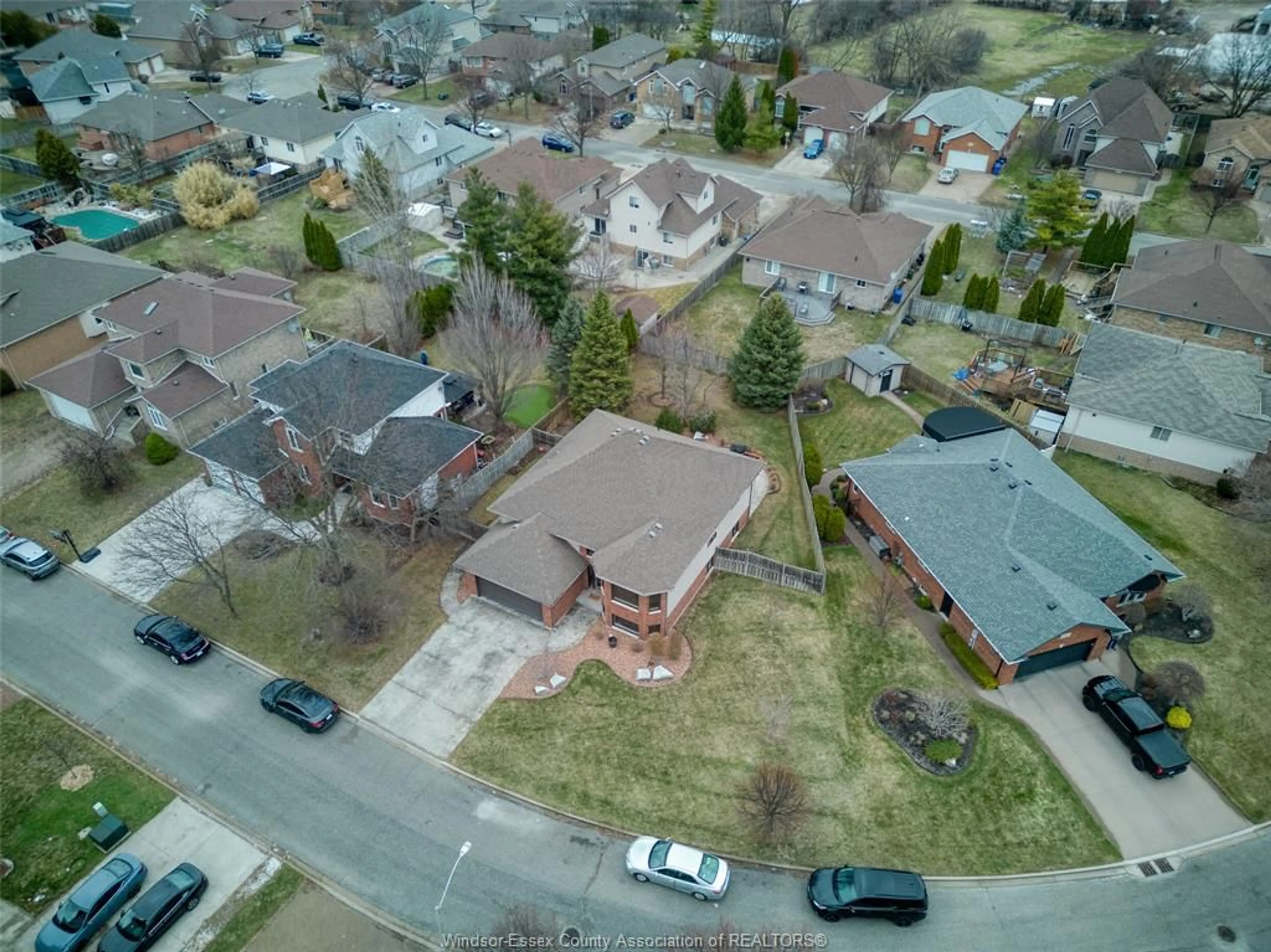 A pic from outside/outdoor area/front of a property/back of a property/a pic from drone, street for 4692 SHADETREE CRESCENT, Windsor Ontario N9G 2V1