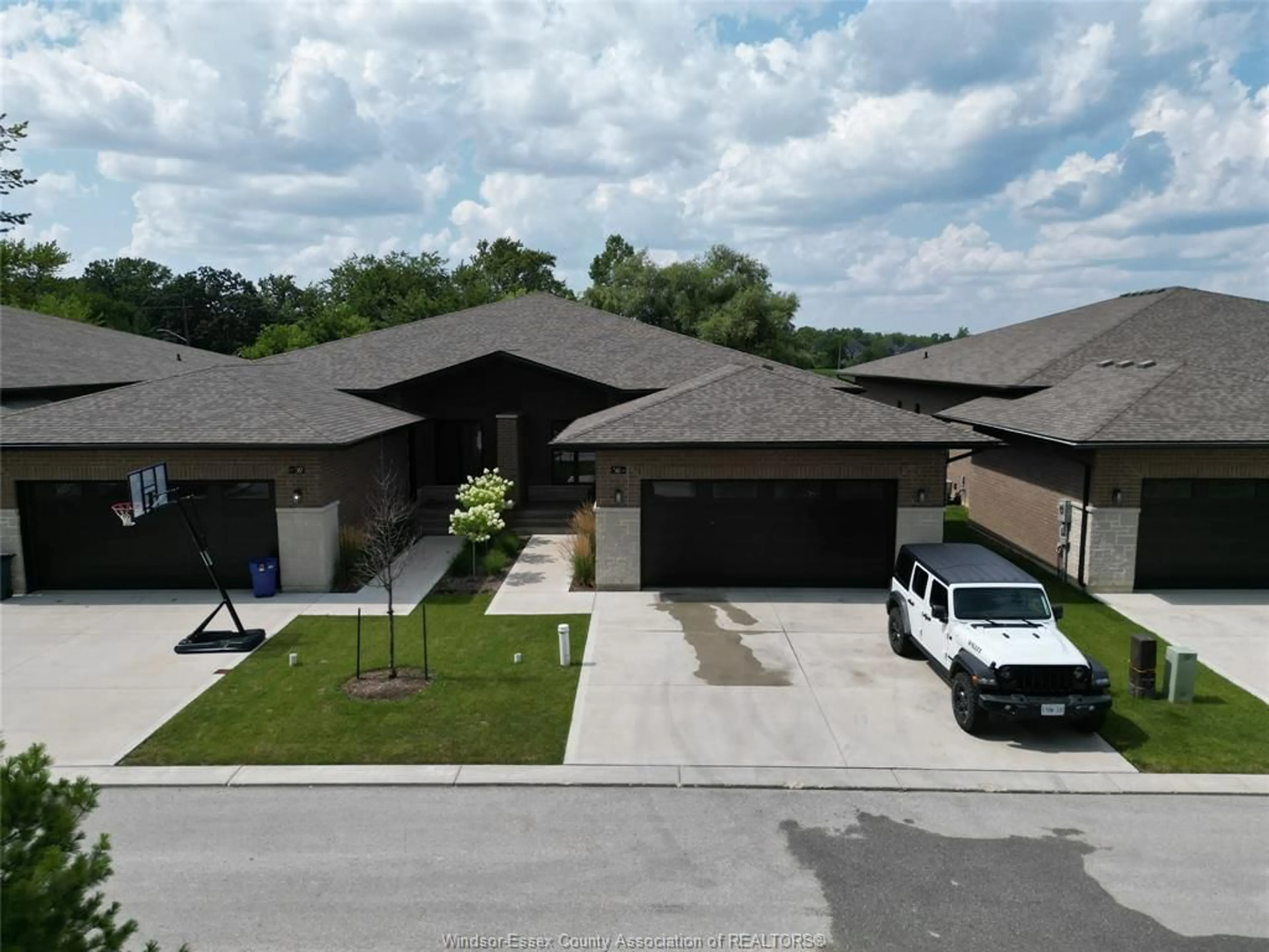 A pic from outside/outdoor area/front of a property/back of a property/a pic from drone, building for 516 LILY MAC, Windsor Ontario N6E 3N7