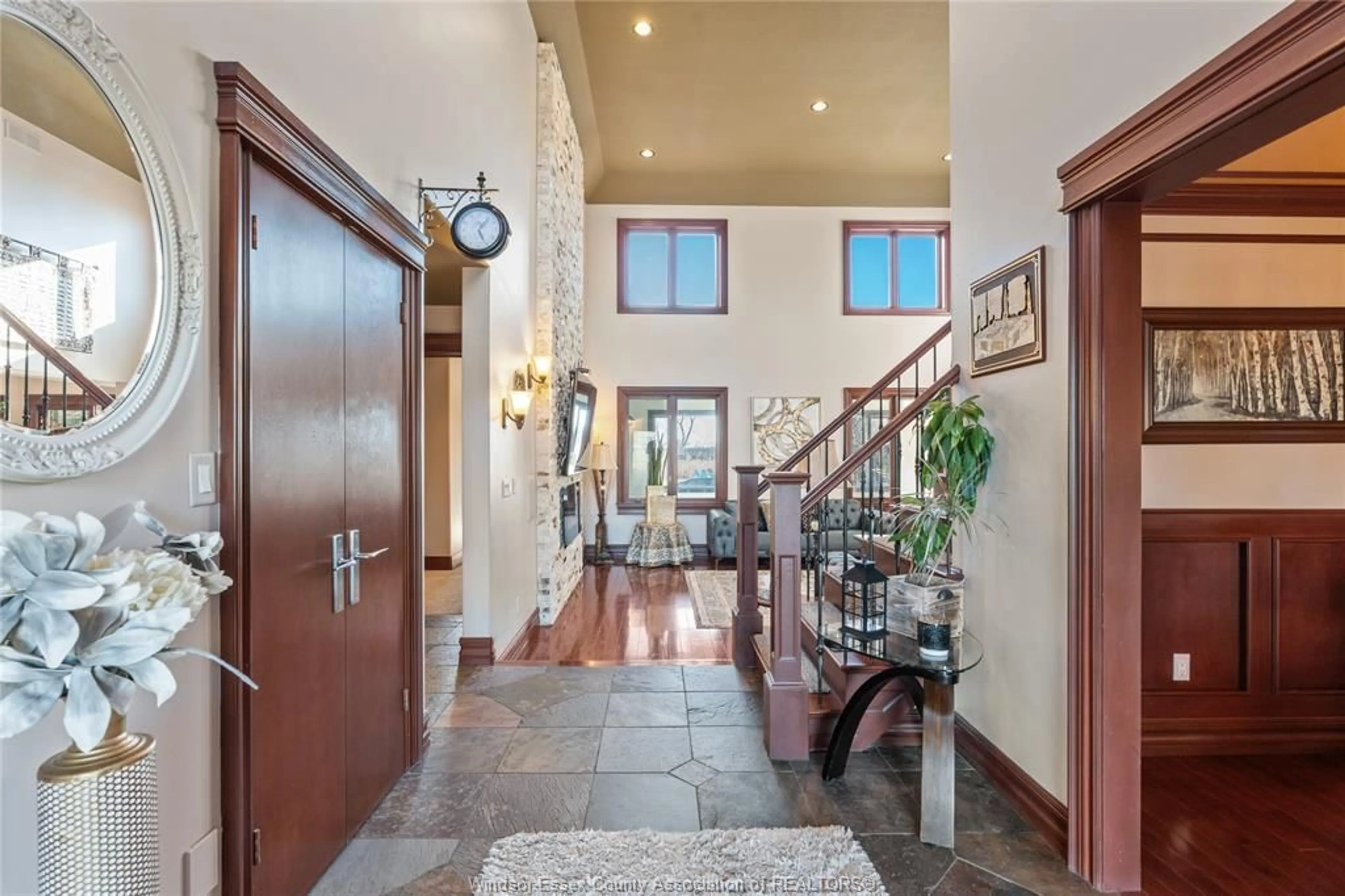 Indoor foyer for 2116 FRONT Rd, Amherstburg Ontario N9V 3R3