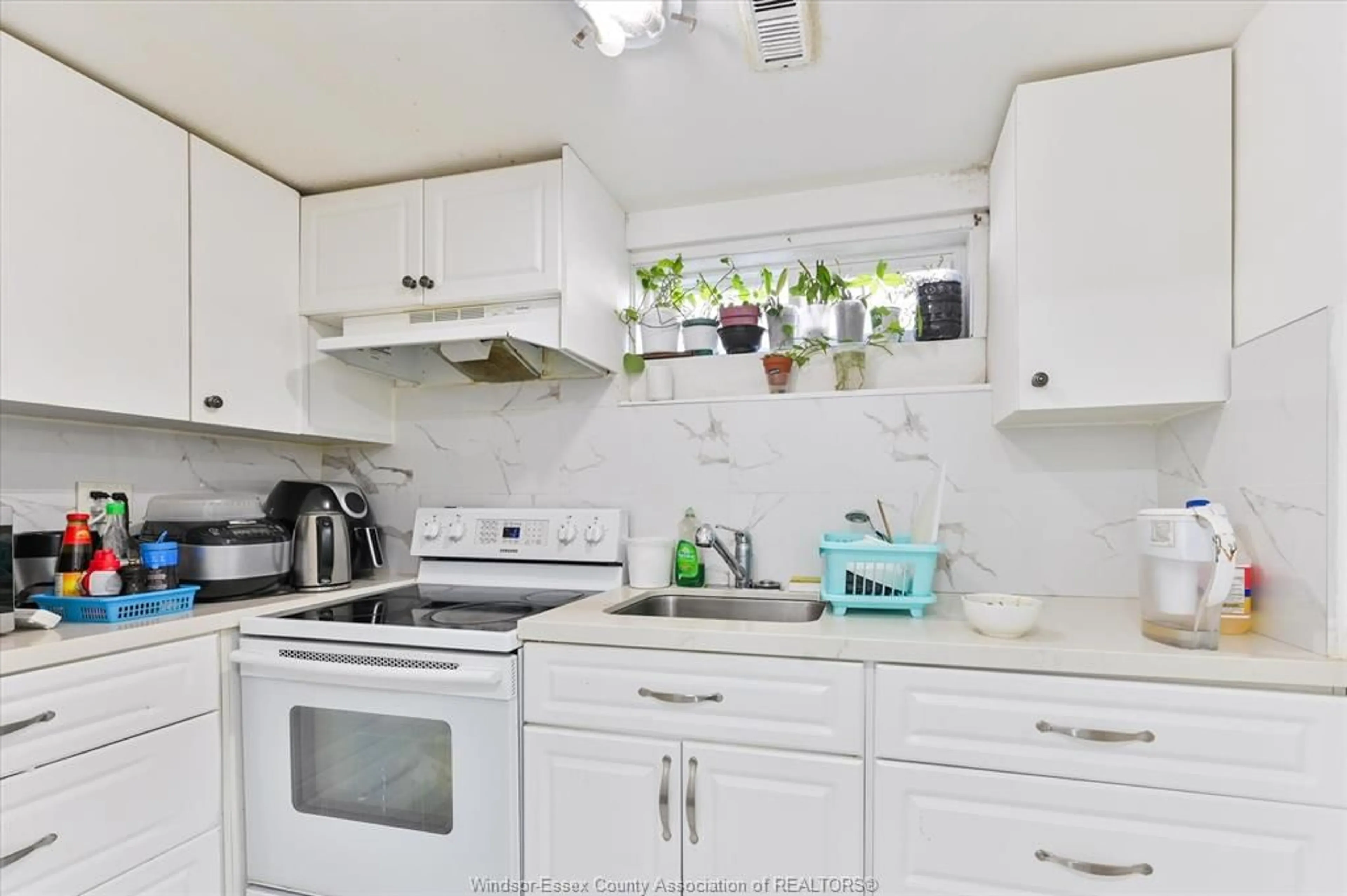 Standard kitchen, ceramic/tile floor for 83 NORTHOVER St, Toronto Ontario M3L 1W6