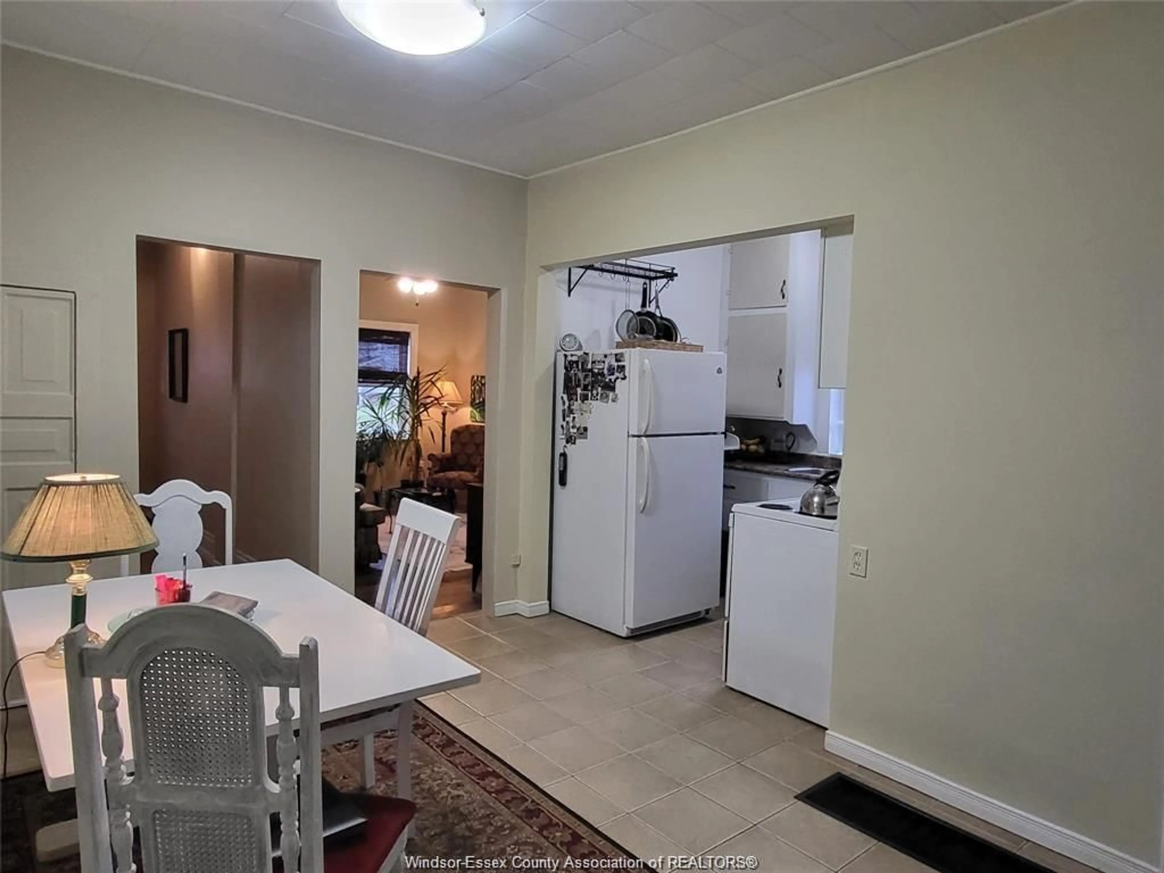 Standard kitchen, floor is not visible for 263 DELAWARE Ave, Chatham Ontario N7L 2W7