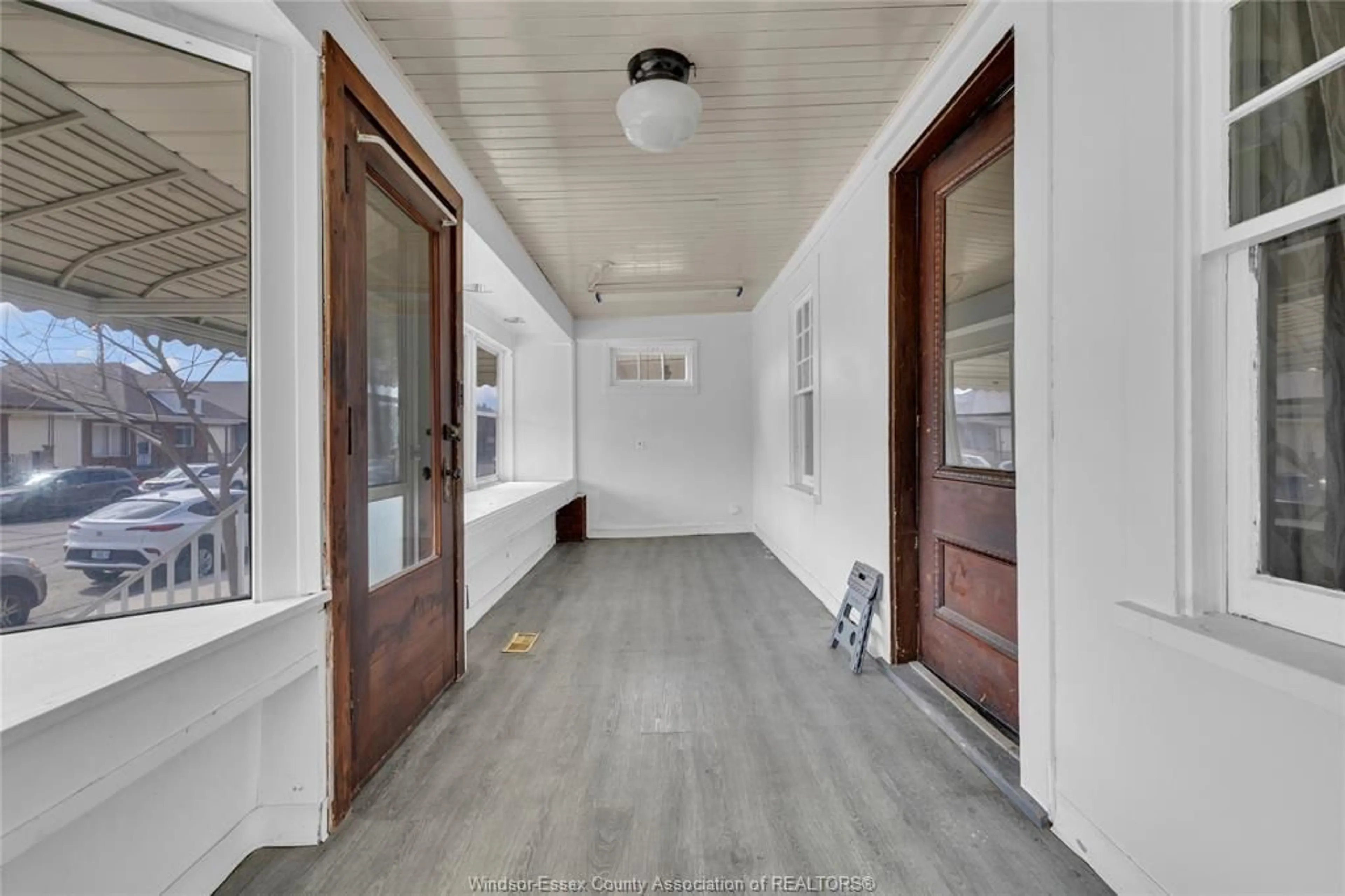 Indoor entryway for 1368 ERIE St, Windsor Ontario N9A 3Z7