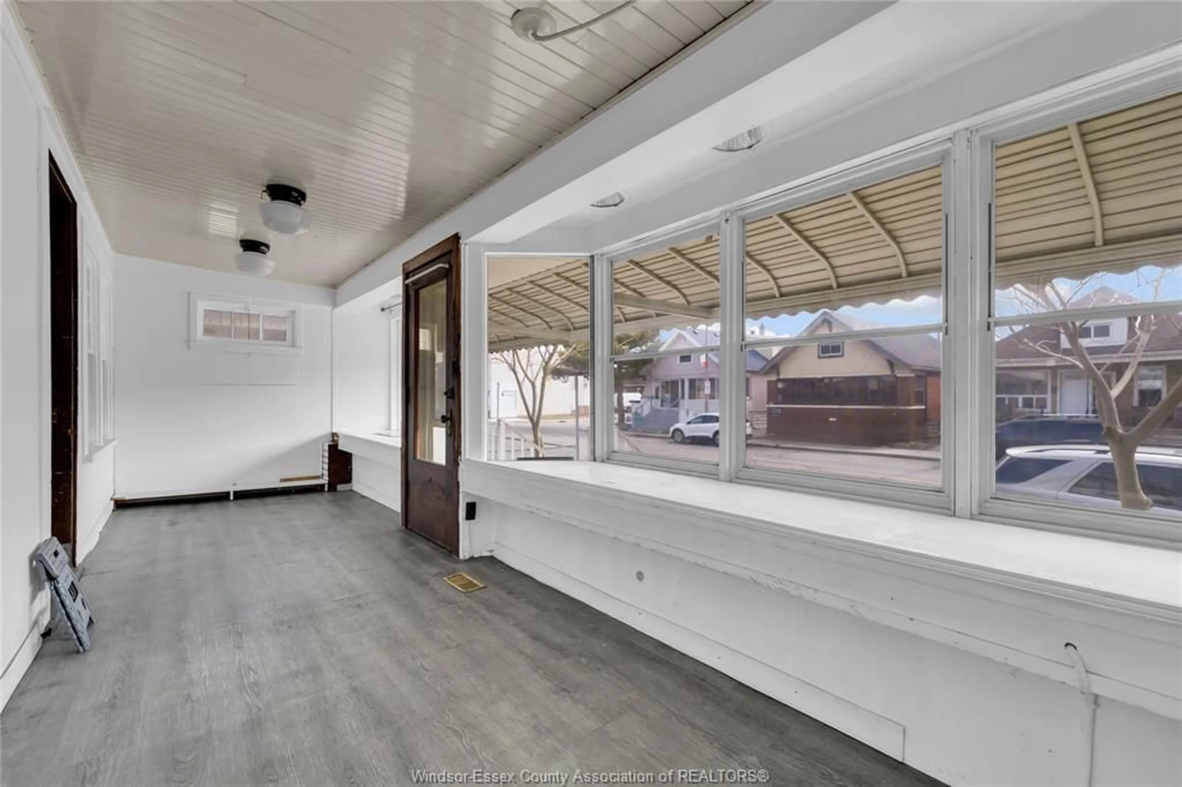 Indoor foyer for 1368 ERIE St, Windsor Ontario N9A 3Z7