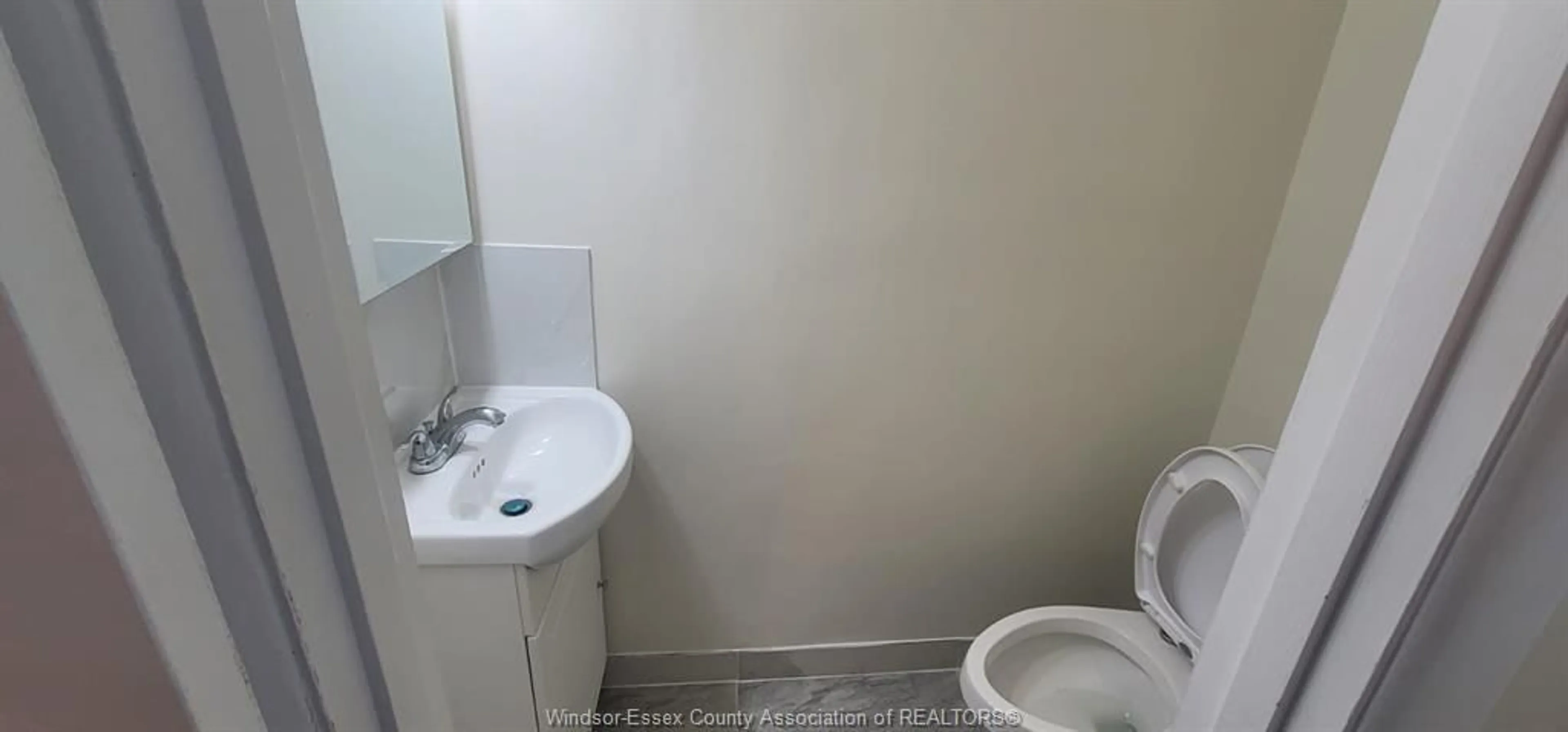 Standard bathroom, unknown for 2678 ASKIN Ave, Windsor Ontario N9E 3B7