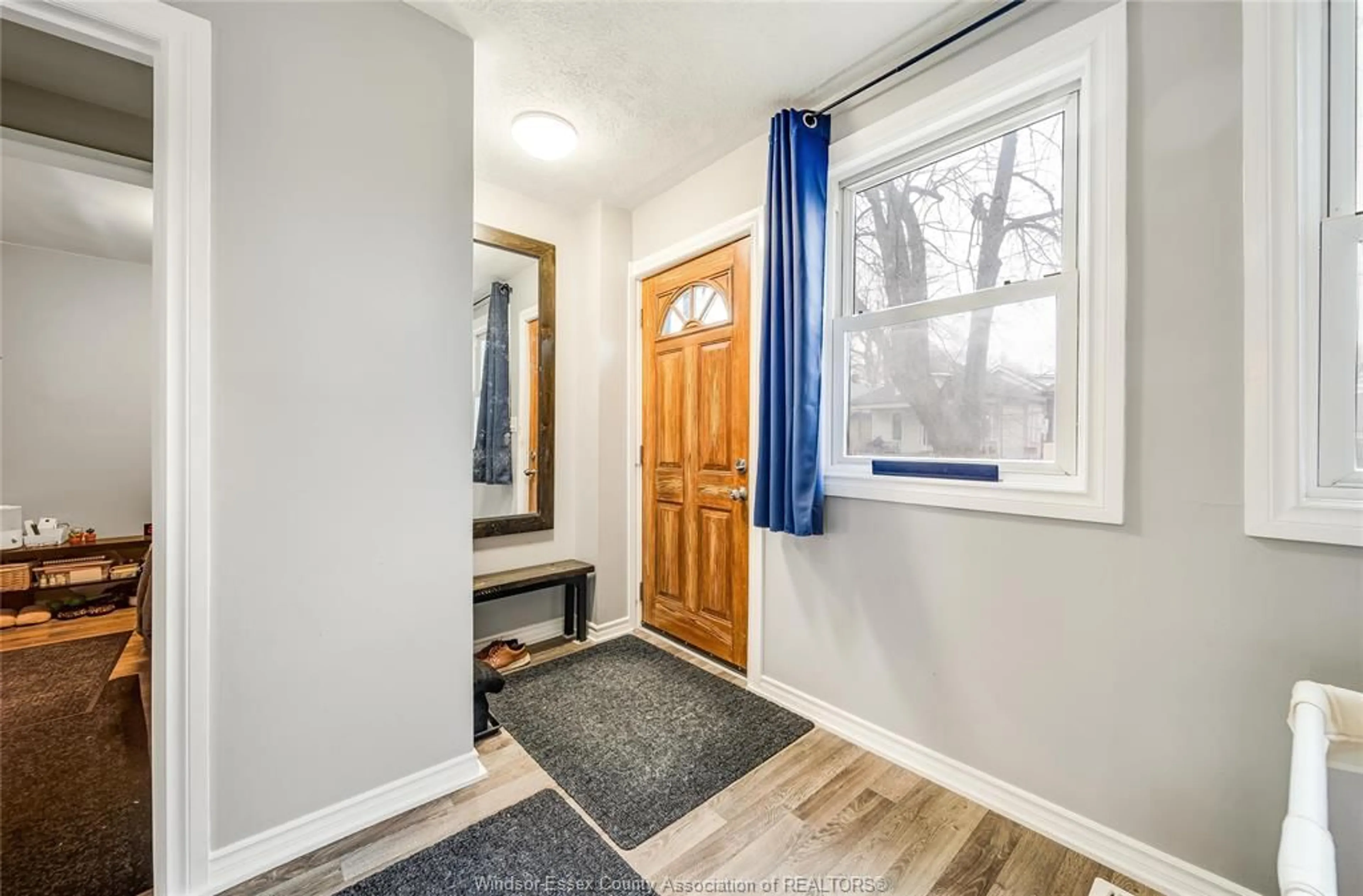 Indoor entryway for 569 GROVE Ave, Windsor Ontario N9A 6G5