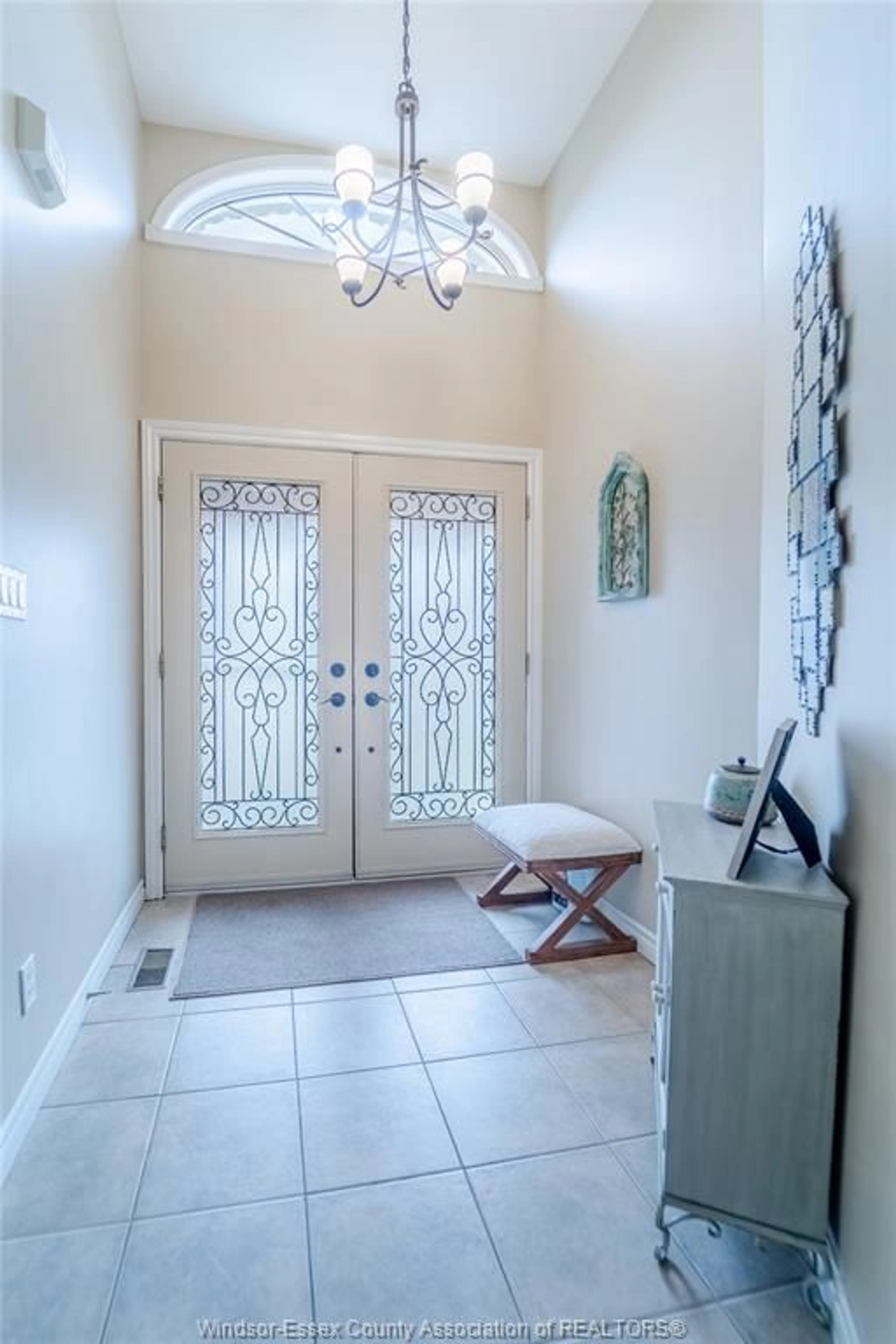 Indoor entryway for 11896 Cobblestone Cres, Windsor Ontario N8P 1T6