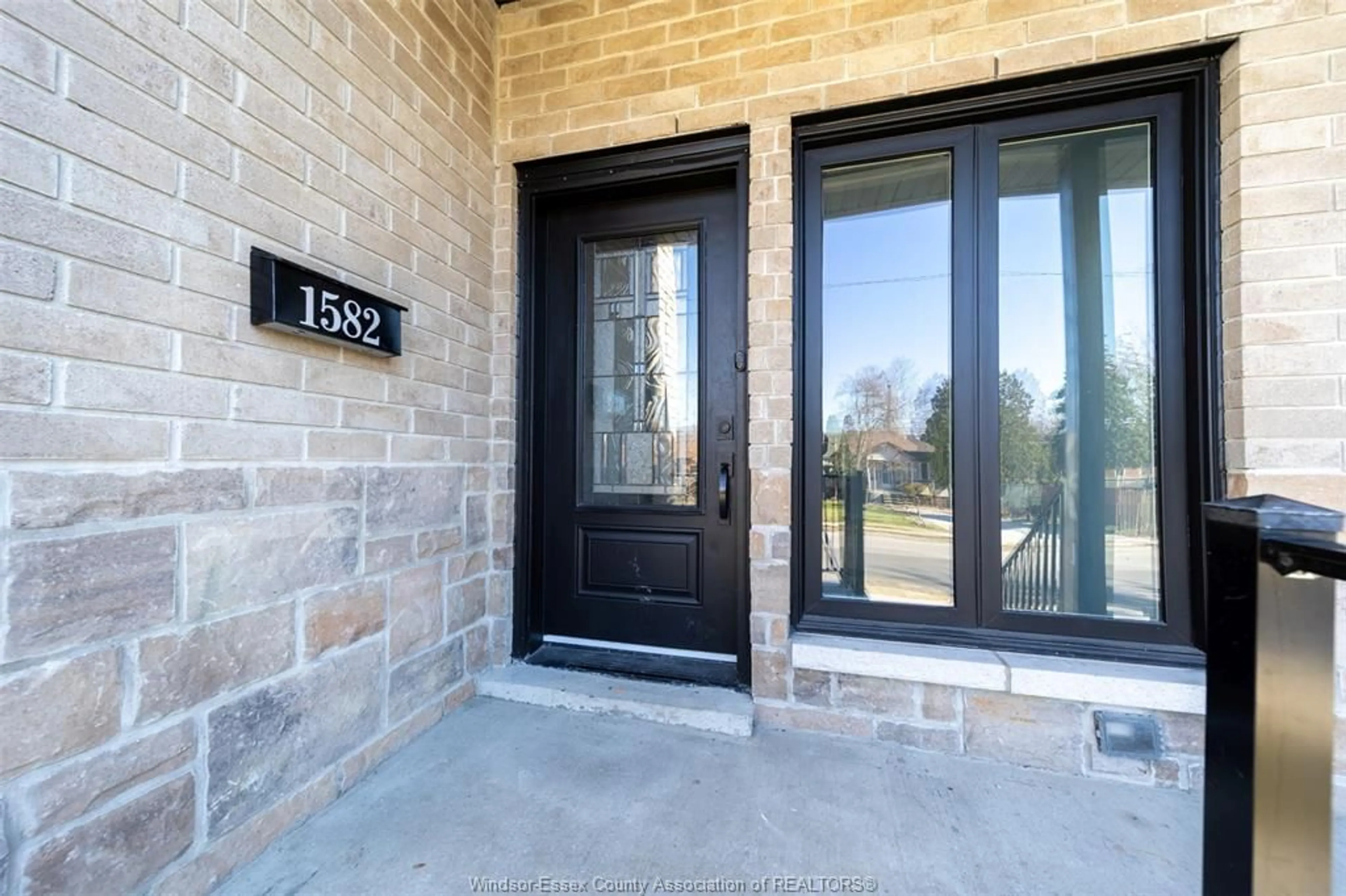 Indoor entryway for 1582 DROUILLARD Rd, Windsor Ontario N8Y 2S2