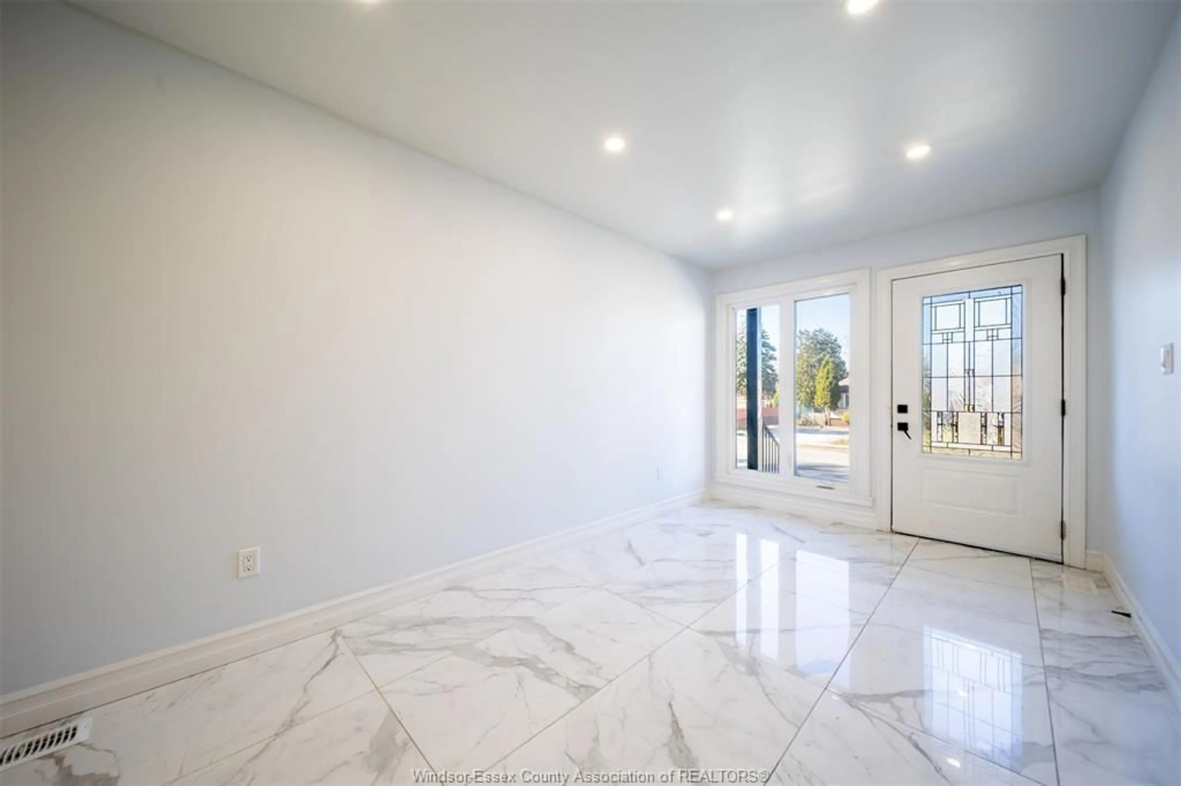 Indoor foyer for 1582 DROUILLARD Rd, Windsor Ontario N8Y 2S2