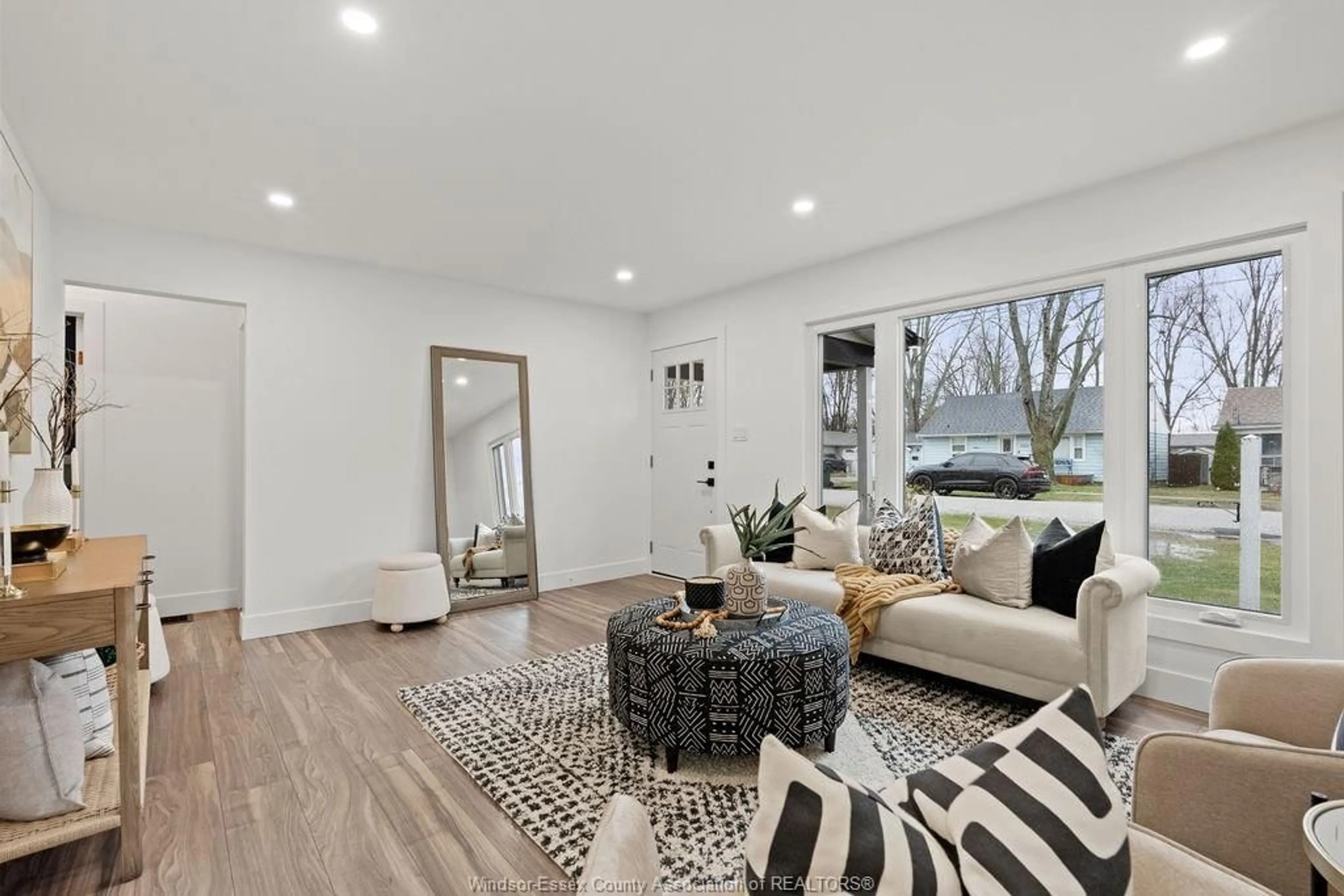 Living room with furniture, wood/laminate floor for 194 Centre, Essex Ontario N8M 1R2