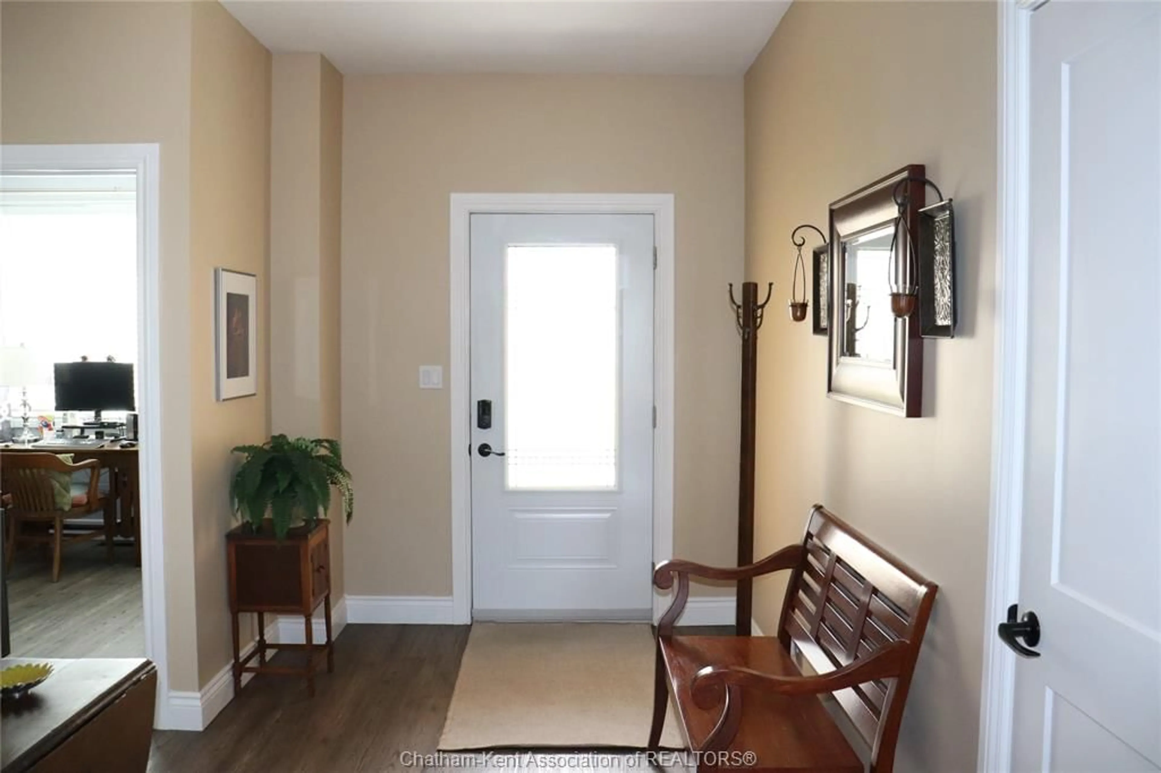 Indoor entryway for 27 Wolfe St, Shrewsbury Ontario N0P 1A0