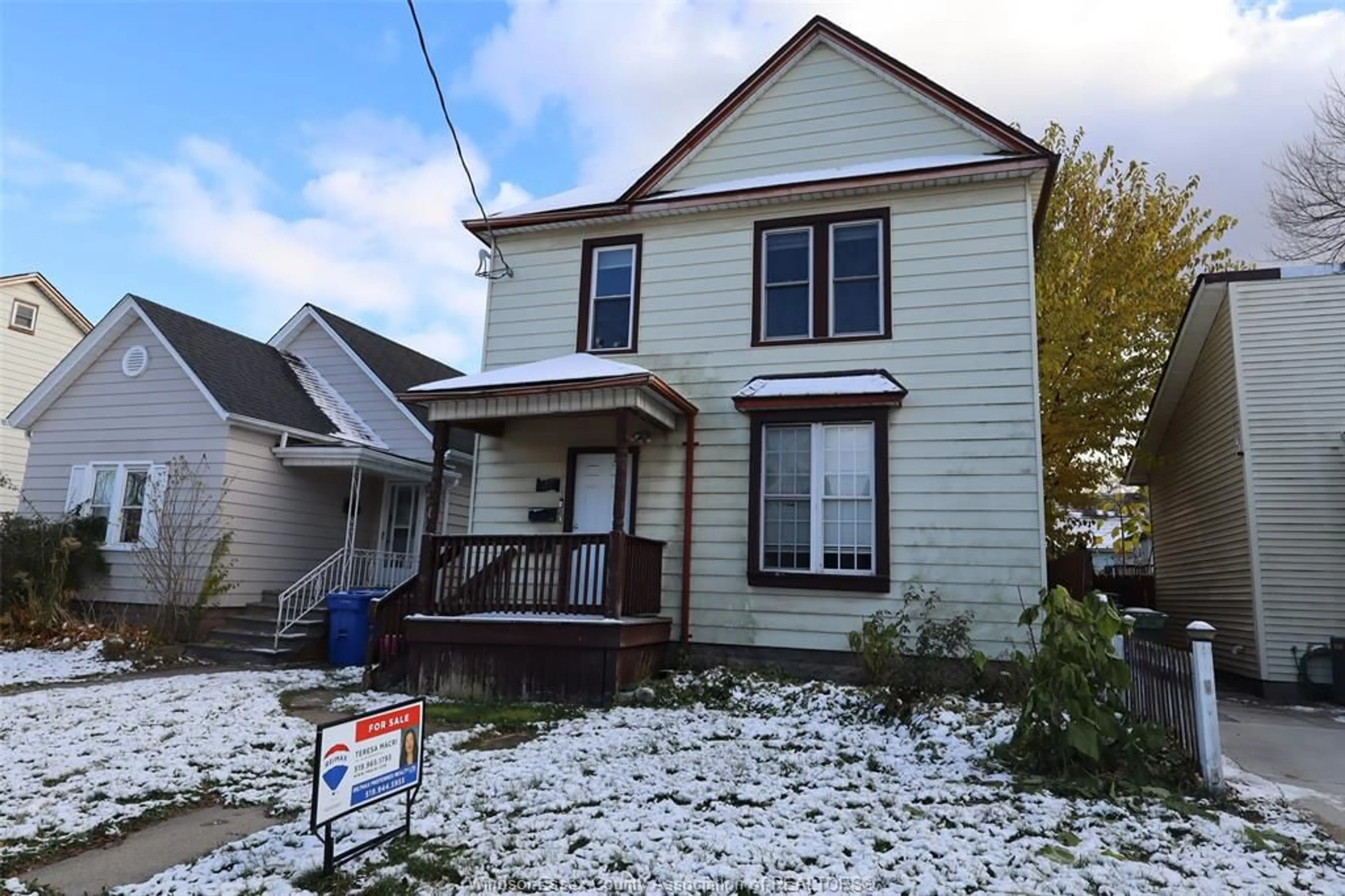 Home with vinyl exterior material, street for 817 CHATHAM St, Windsor Ontario N9A 2X8