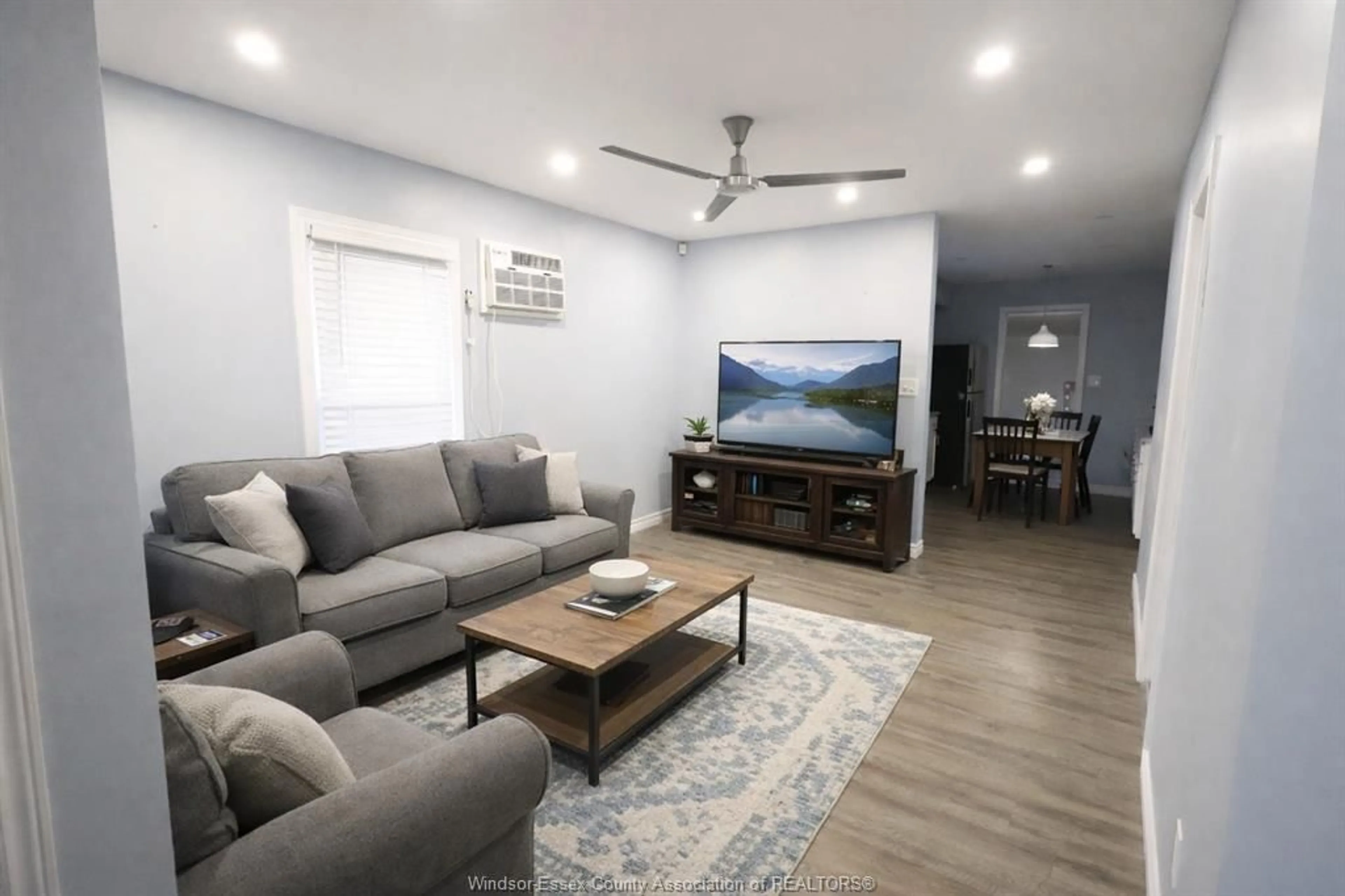 Living room with furniture, wood/laminate floor for 817 CHATHAM St, Windsor Ontario N9A 2X8