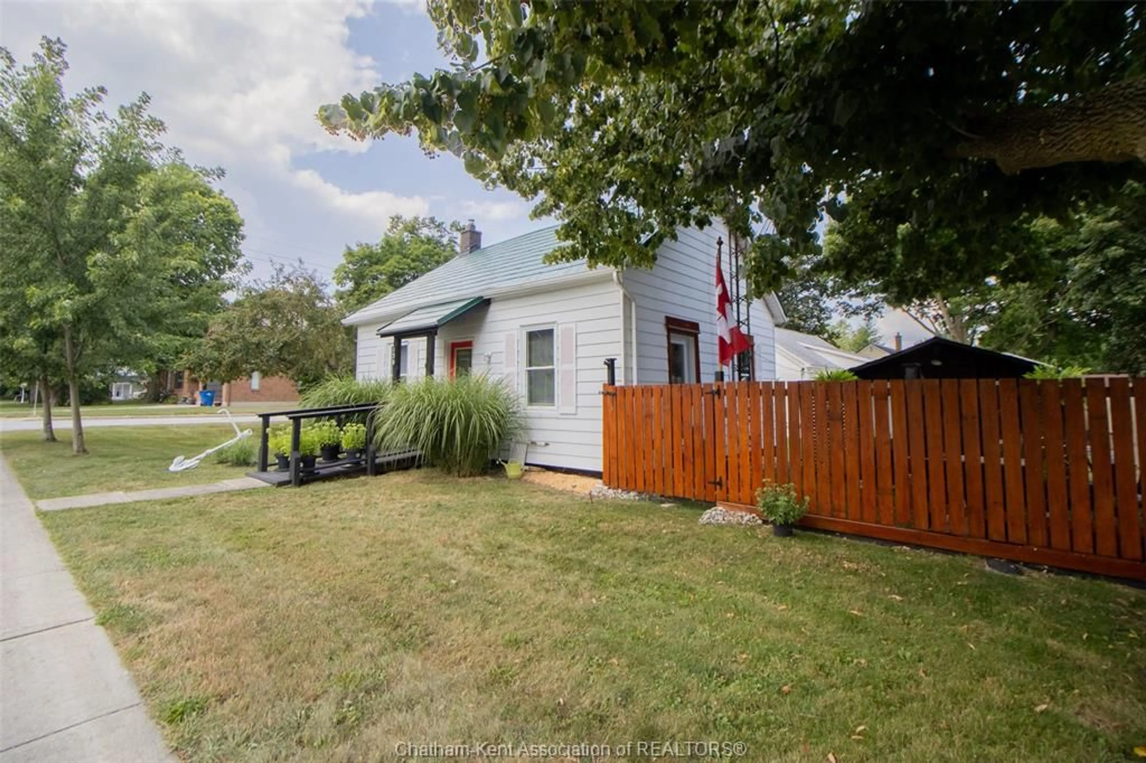 A pic from outside/outdoor area/front of a property/back of a property/a pic from drone, street for 130 ELIZABETH St, Thamesville Ontario N0P 2K0