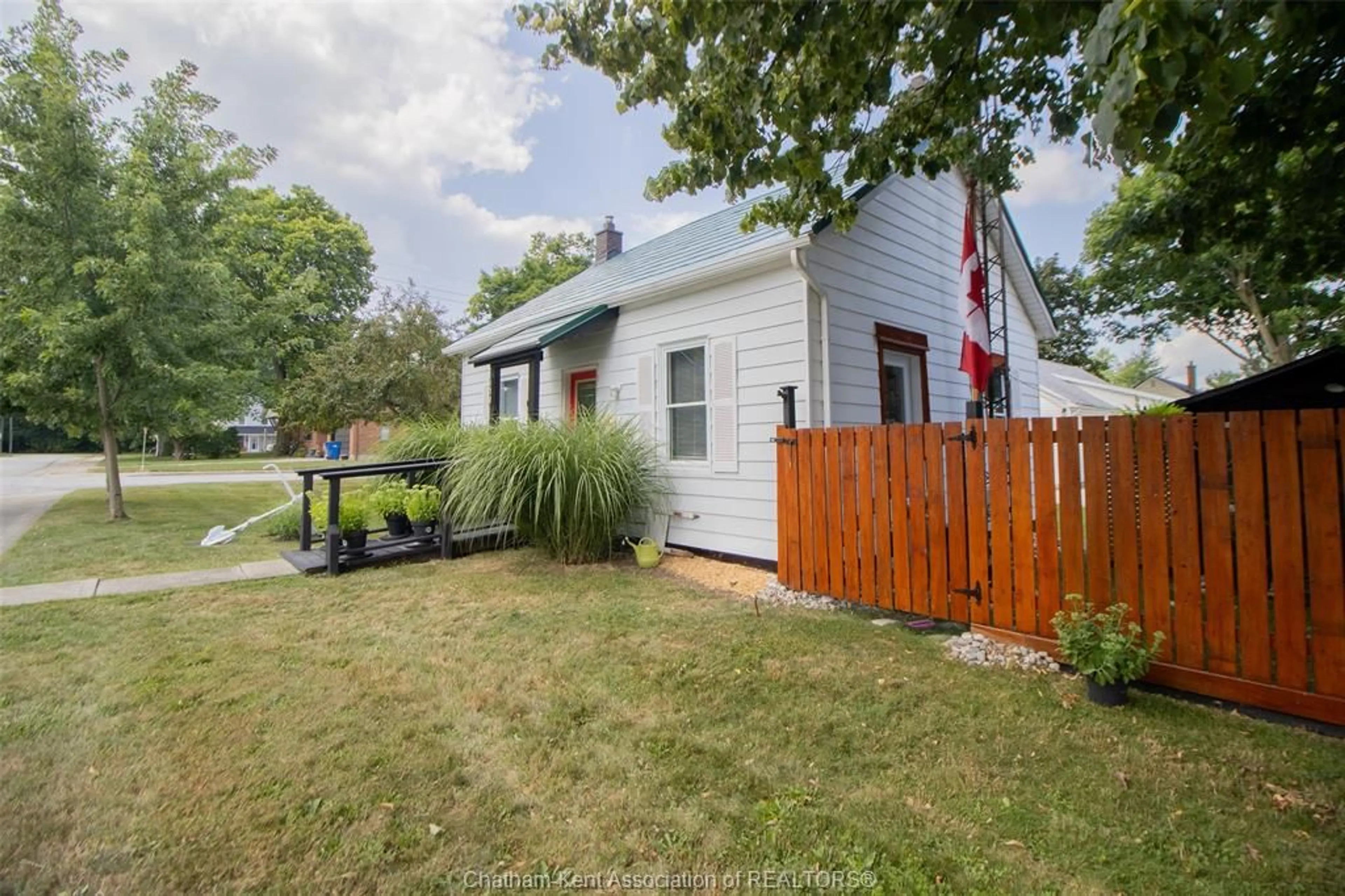 A pic from outside/outdoor area/front of a property/back of a property/a pic from drone, street for 130 ELIZABETH St, Thamesville Ontario N0P 2K0