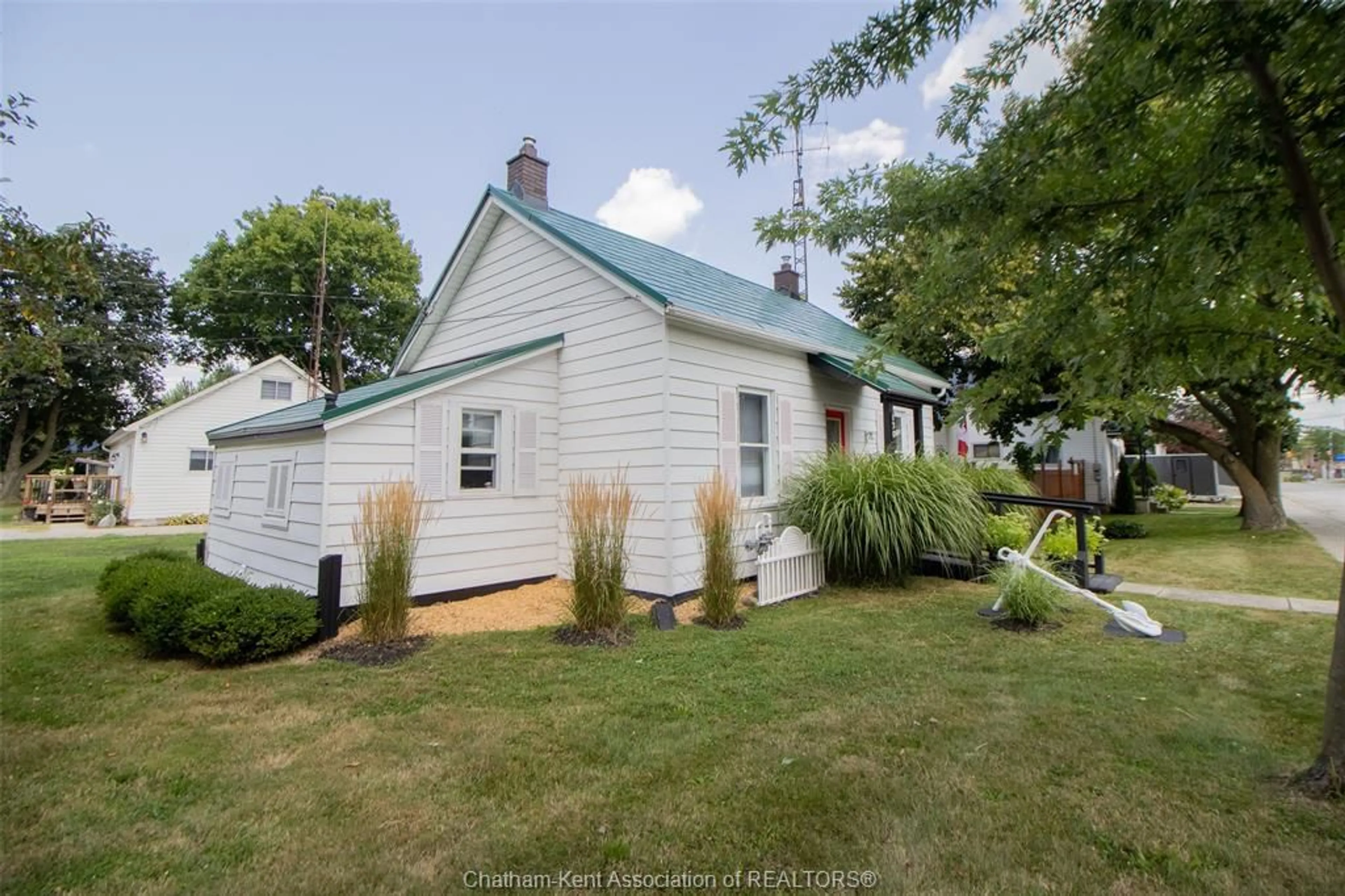 Home with vinyl exterior material, street for 130 ELIZABETH St, Thamesville Ontario N0P 2K0