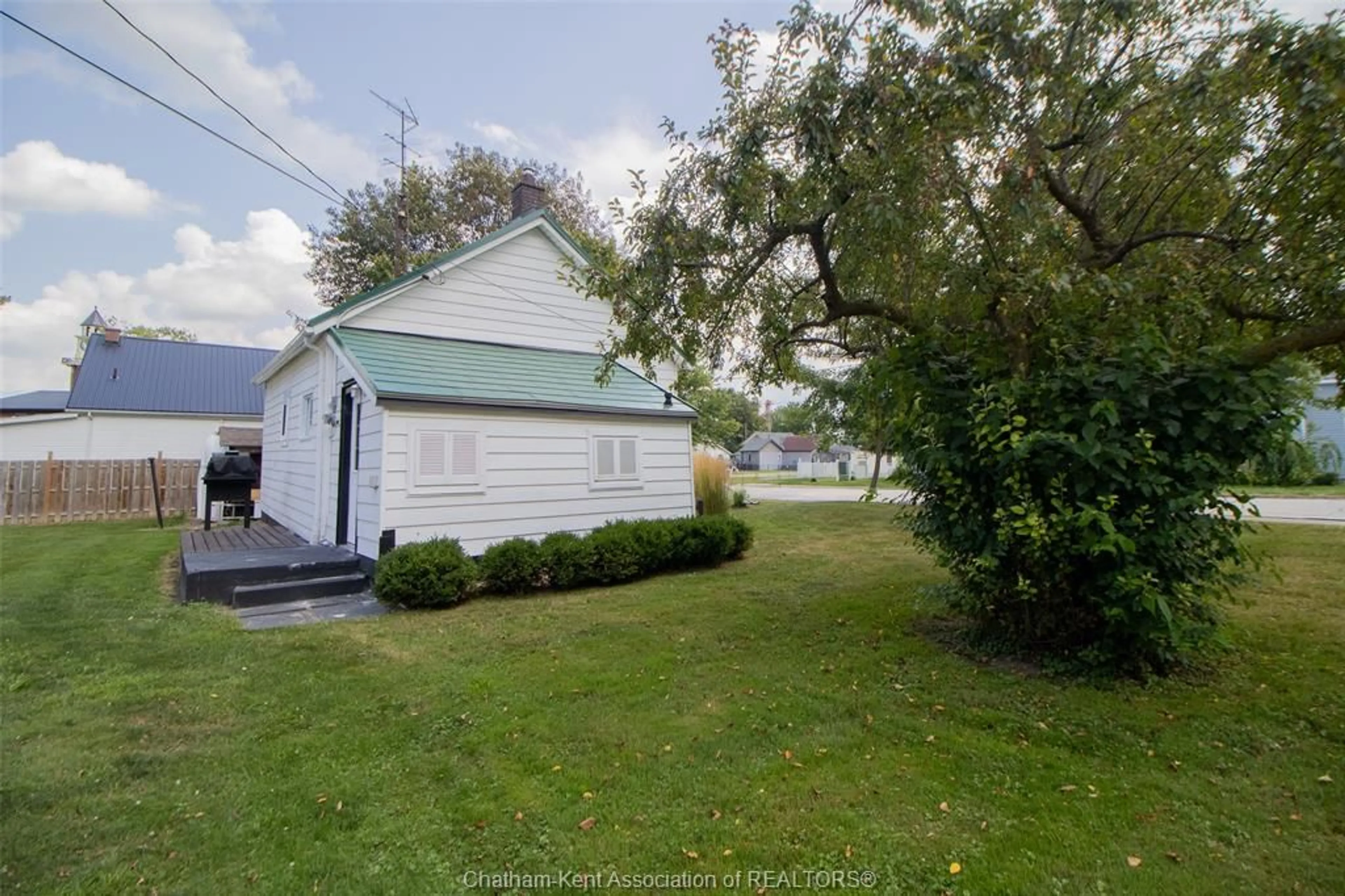 A pic from outside/outdoor area/front of a property/back of a property/a pic from drone, street for 130 ELIZABETH St, Thamesville Ontario N0P 2K0