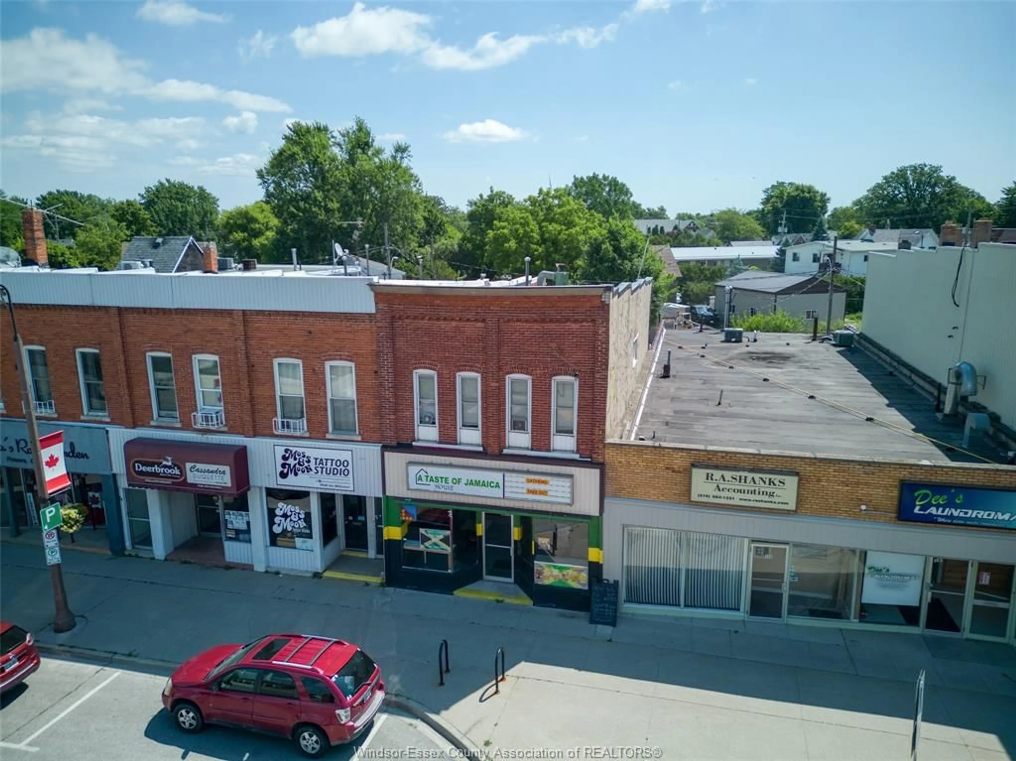 A pic from outside/outdoor area/front of a property/back of a property/a pic from drone, building for 40 QUEEN, Tilbury Ontario N0P 2L0