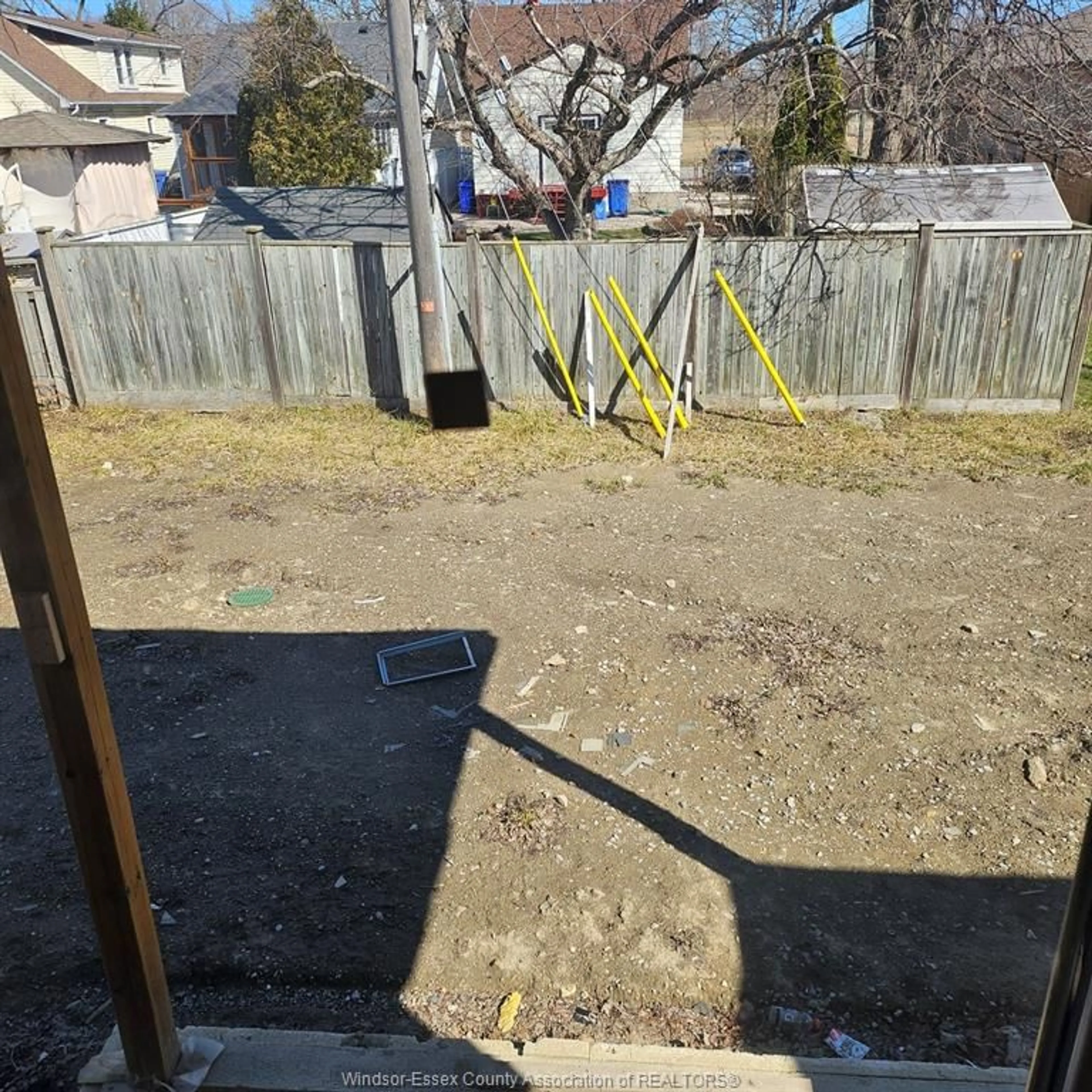 A pic from outside/outdoor area/front of a property/back of a property/a pic from drone, street for 1262 TOURANGEAU, Windsor Ontario N8Y 2Z6