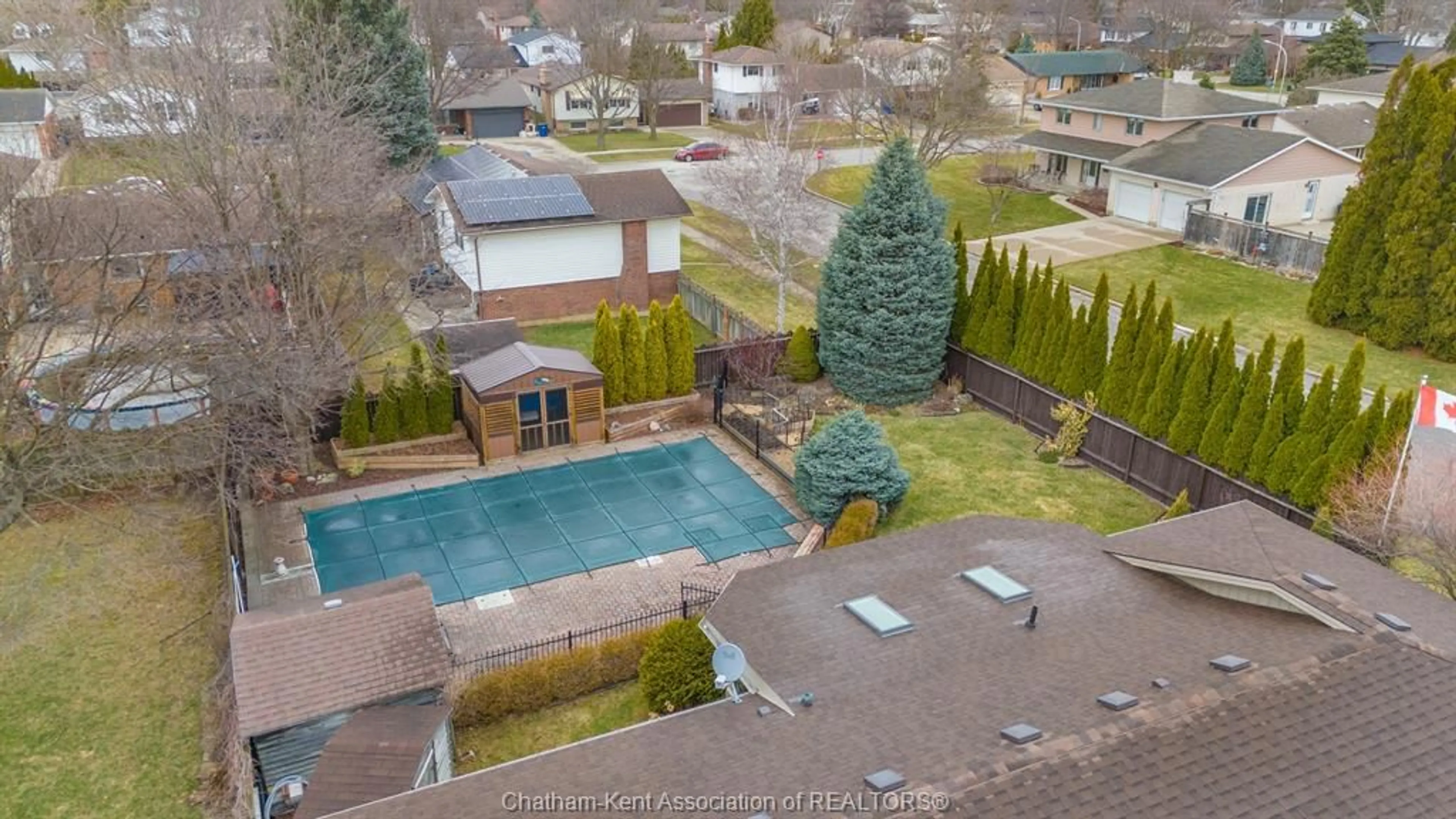 A pic from outside/outdoor area/front of a property/back of a property/a pic from drone, unknown for 27 PARRY Dr, Chatham Ontario N7L 2H7