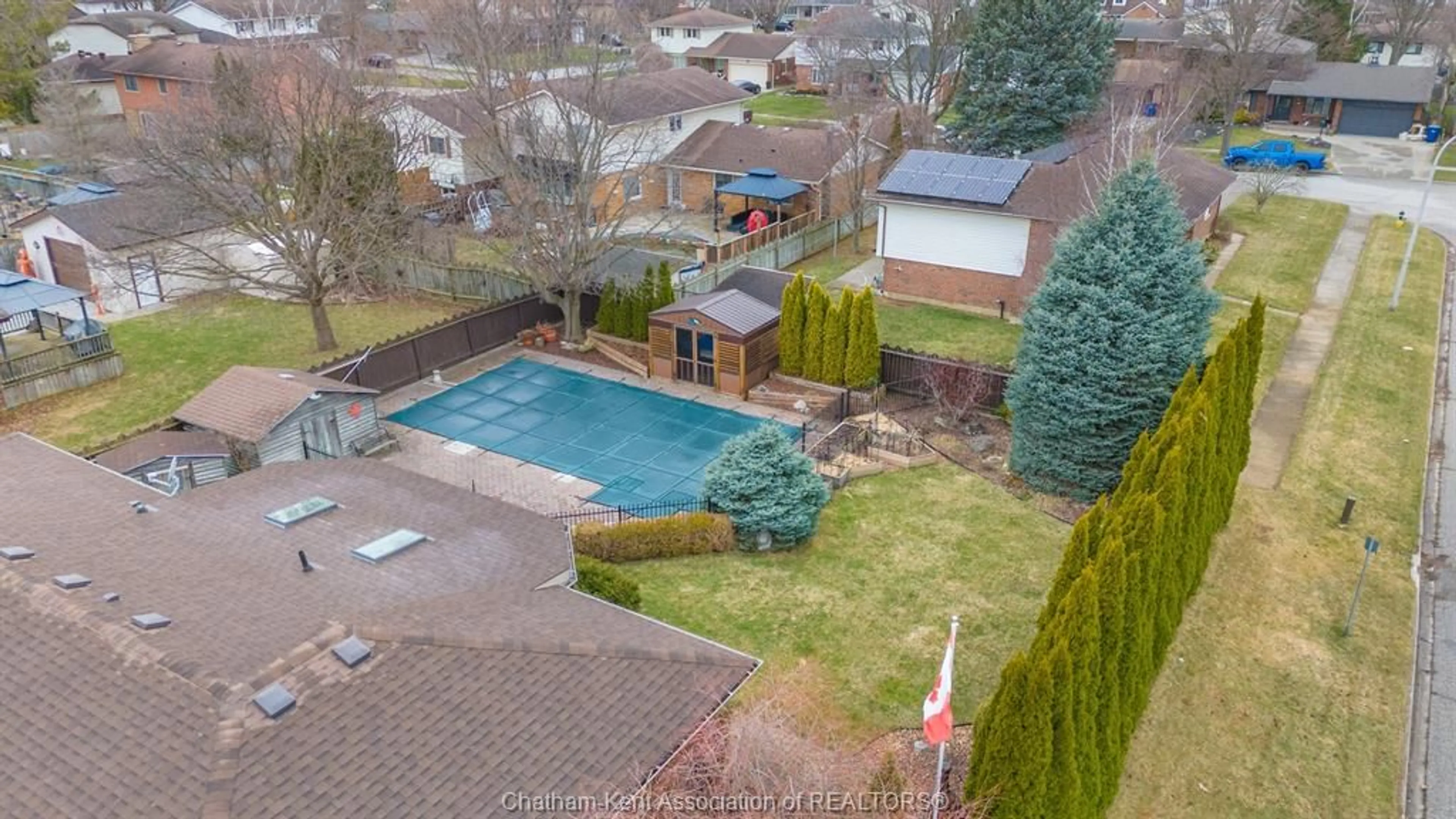 A pic from outside/outdoor area/front of a property/back of a property/a pic from drone, unknown for 27 PARRY Dr, Chatham Ontario N7L 2H7