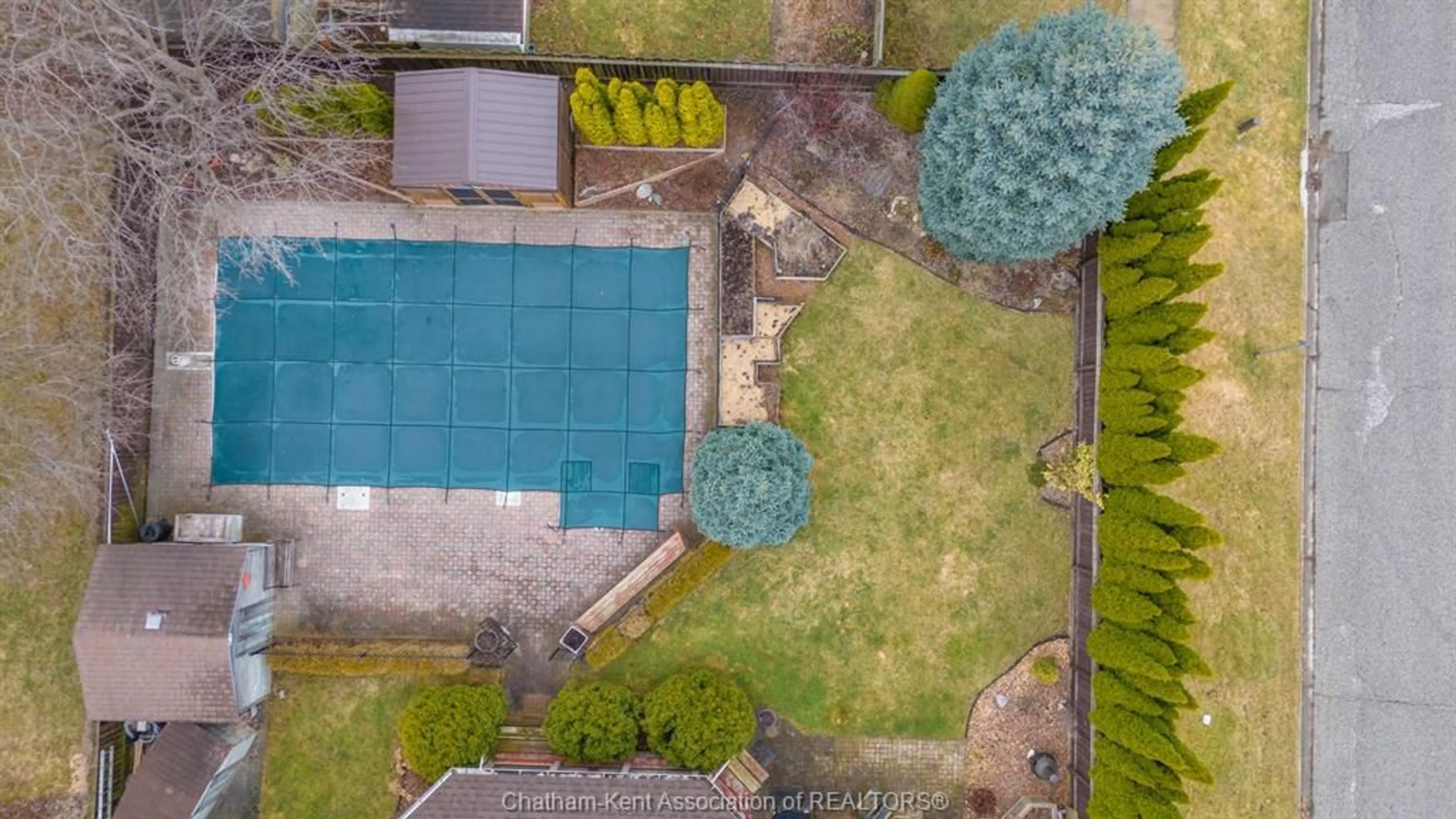 A pic from outside/outdoor area/front of a property/back of a property/a pic from drone, unknown for 27 PARRY Dr, Chatham Ontario N7L 2H7