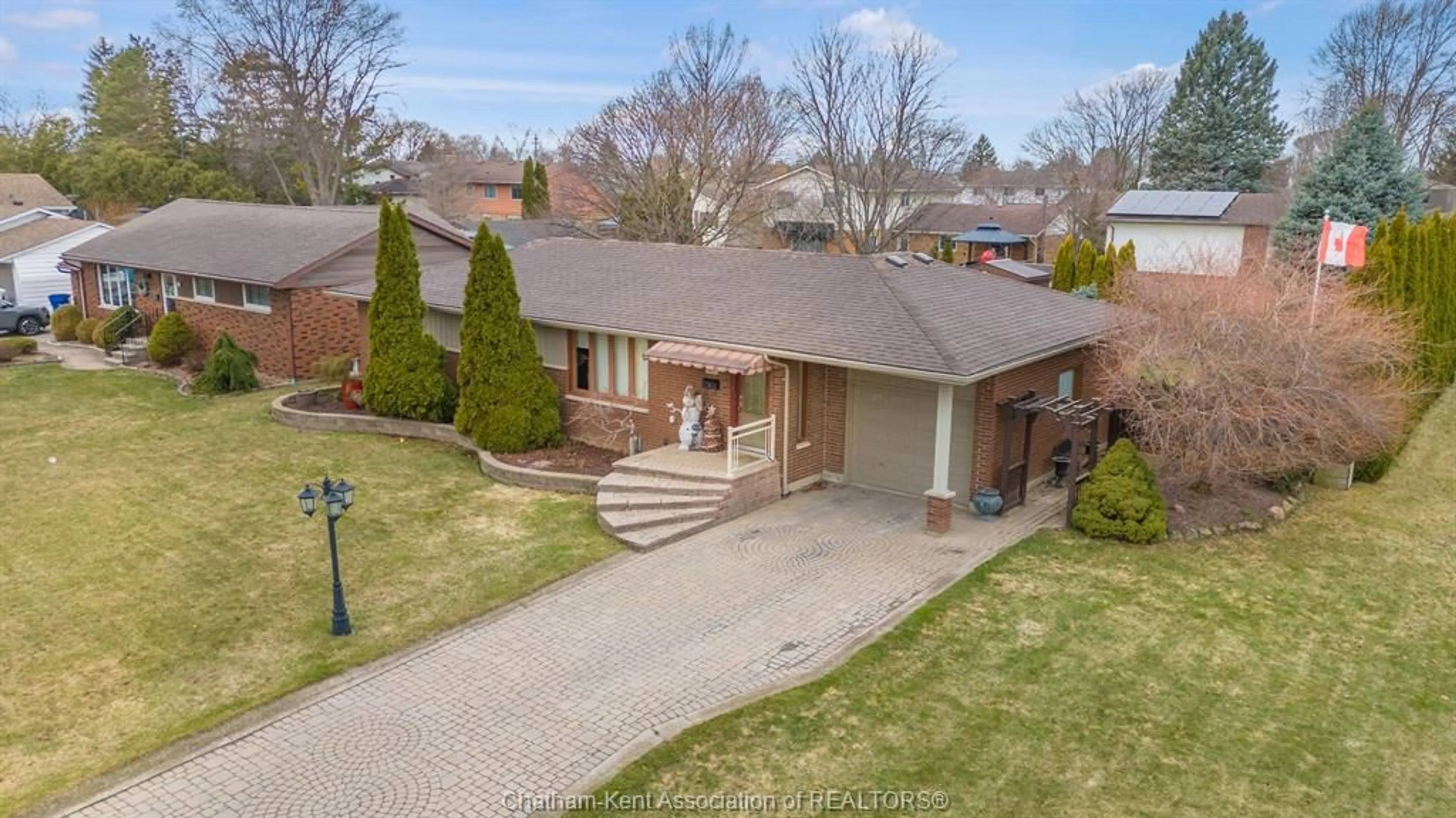 A pic from outside/outdoor area/front of a property/back of a property/a pic from drone, street for 27 PARRY Dr, Chatham Ontario N7L 2H7