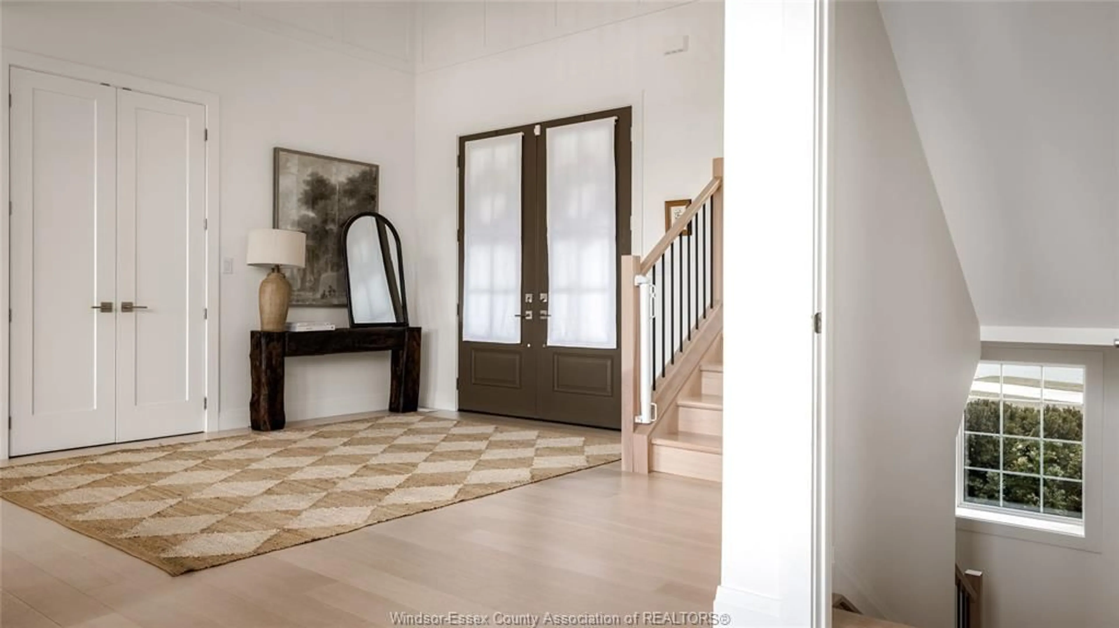 Indoor foyer for 29 AUGUSTA Dr, Leamington Ontario N8H 0C7