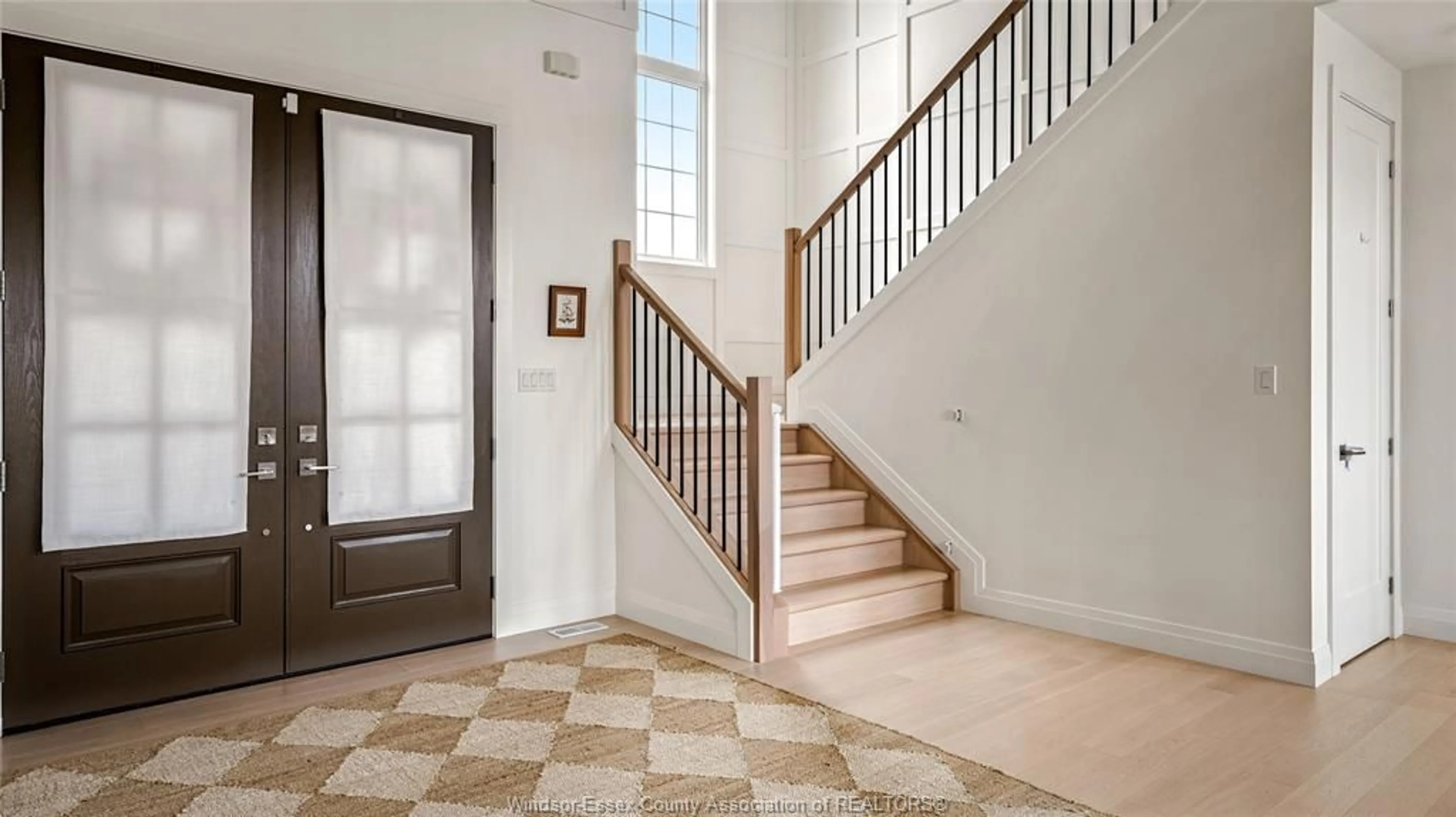 Indoor foyer for 29 AUGUSTA Dr, Leamington Ontario N8H 0C7