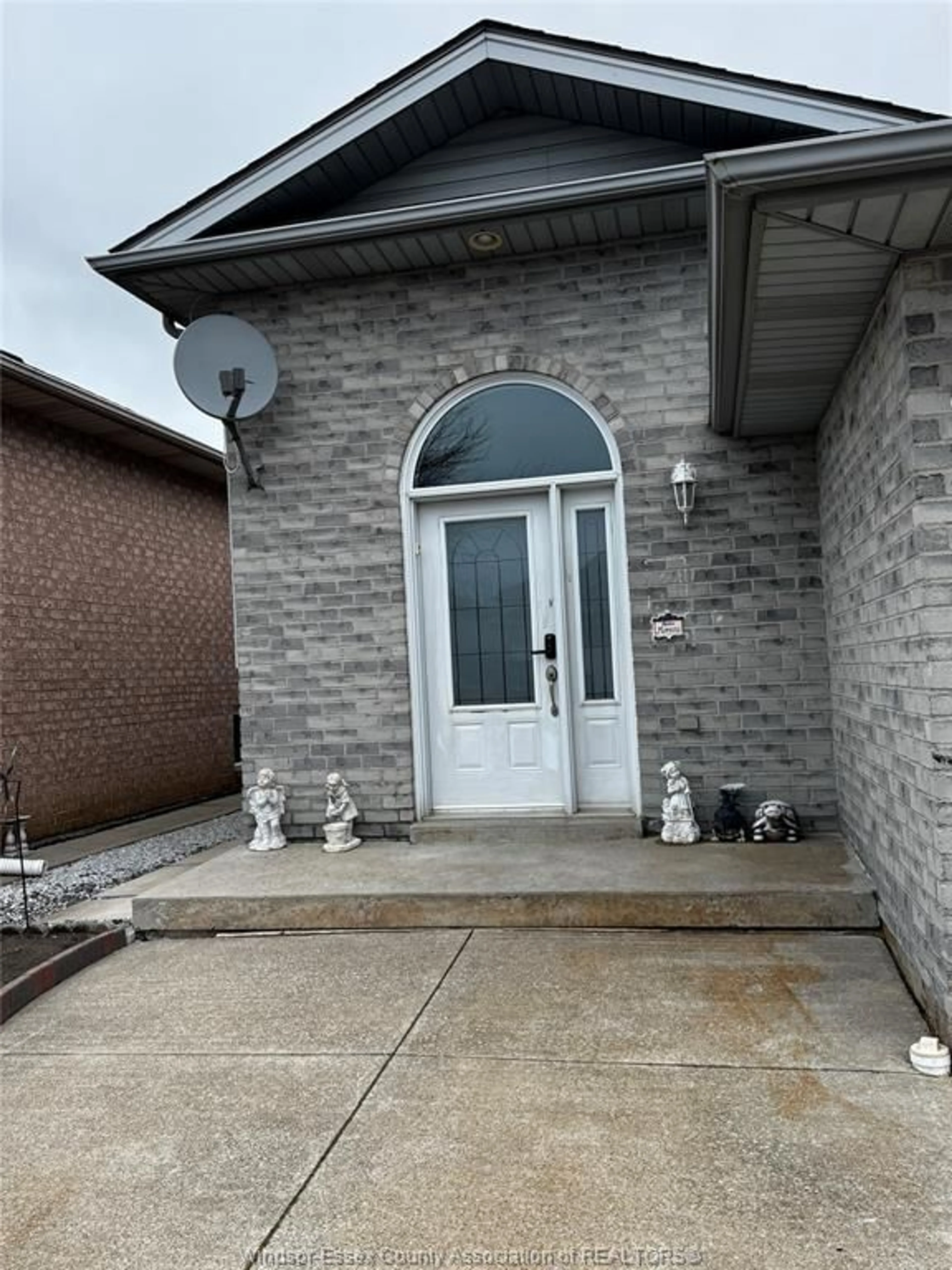 Unknown for 2352 TRAPPERS, Windsor Ontario N8P 1N4