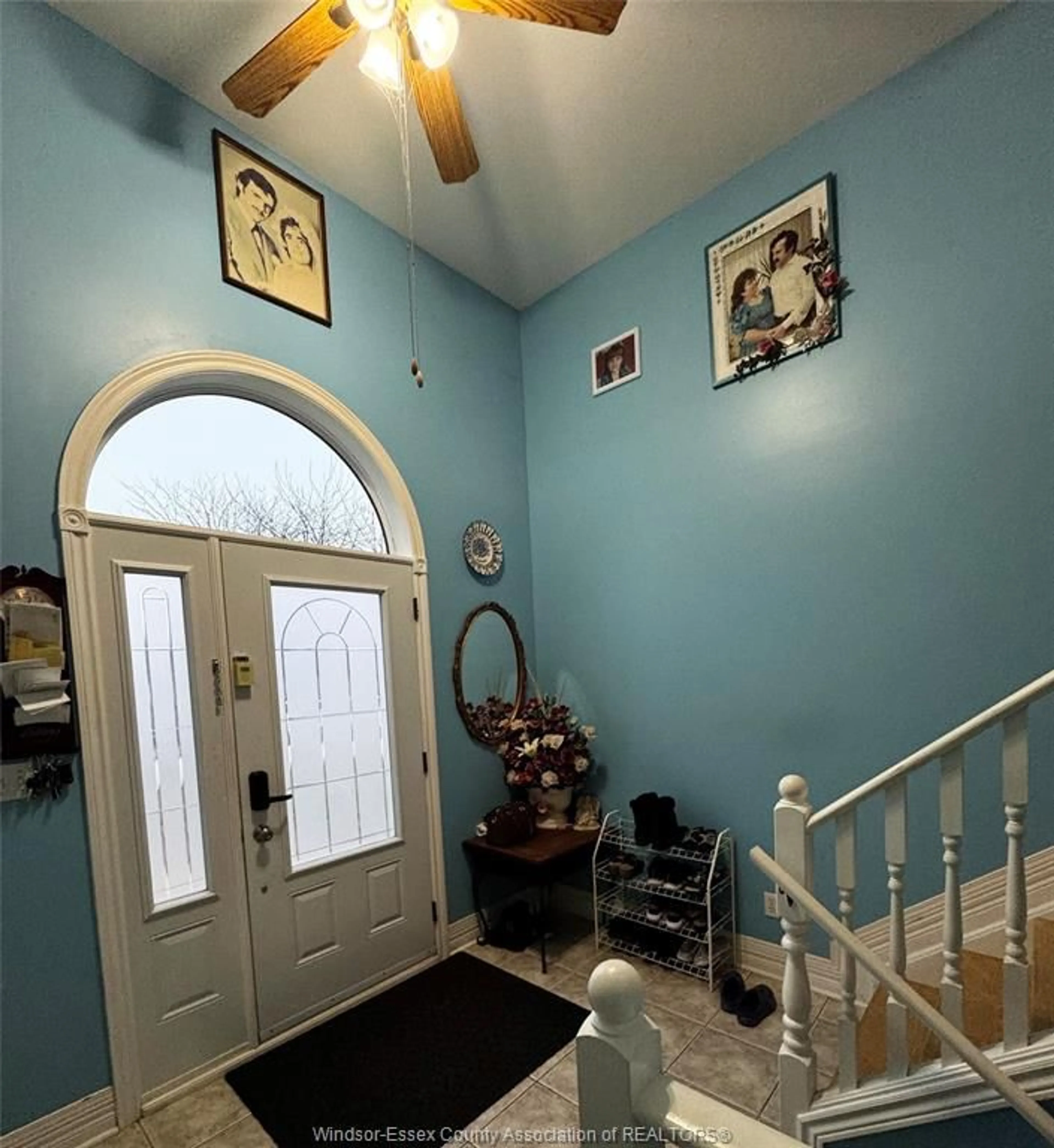 Indoor foyer for 2352 TRAPPERS, Windsor Ontario N8P 1N4
