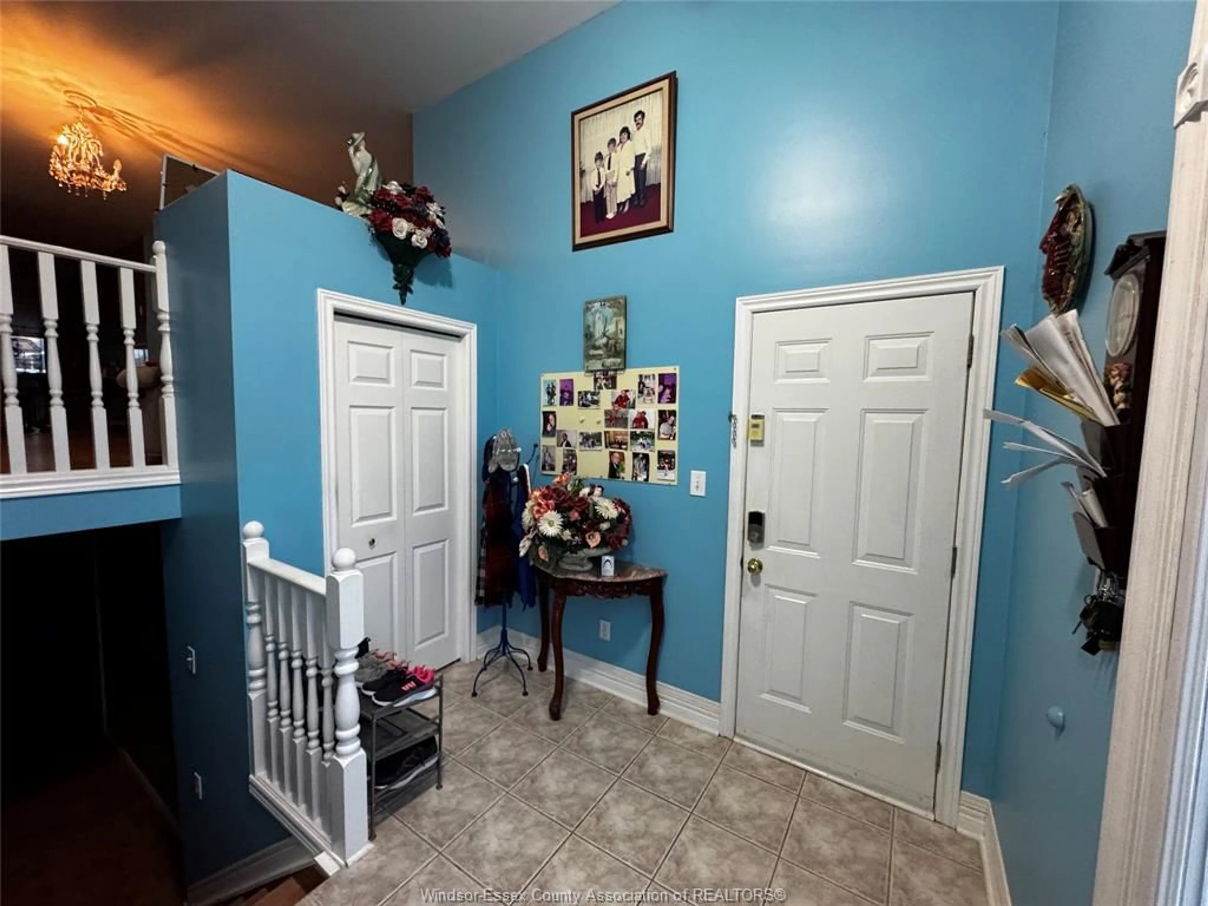 Indoor entryway for 2352 TRAPPERS, Windsor Ontario N8P 1N4
