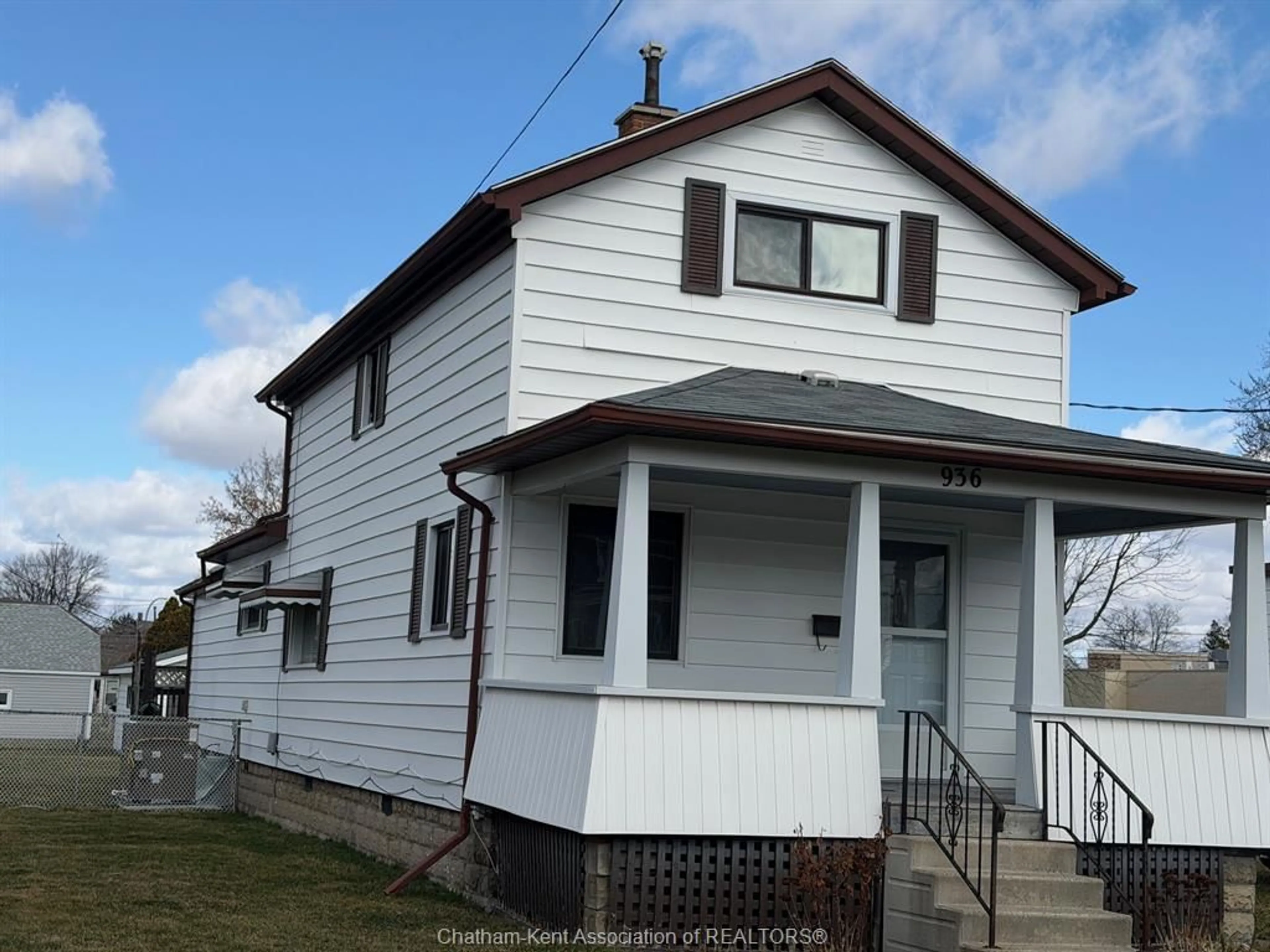 Home with vinyl exterior material, street for 936 James St, Wallaceburg Ontario N8A 2P7