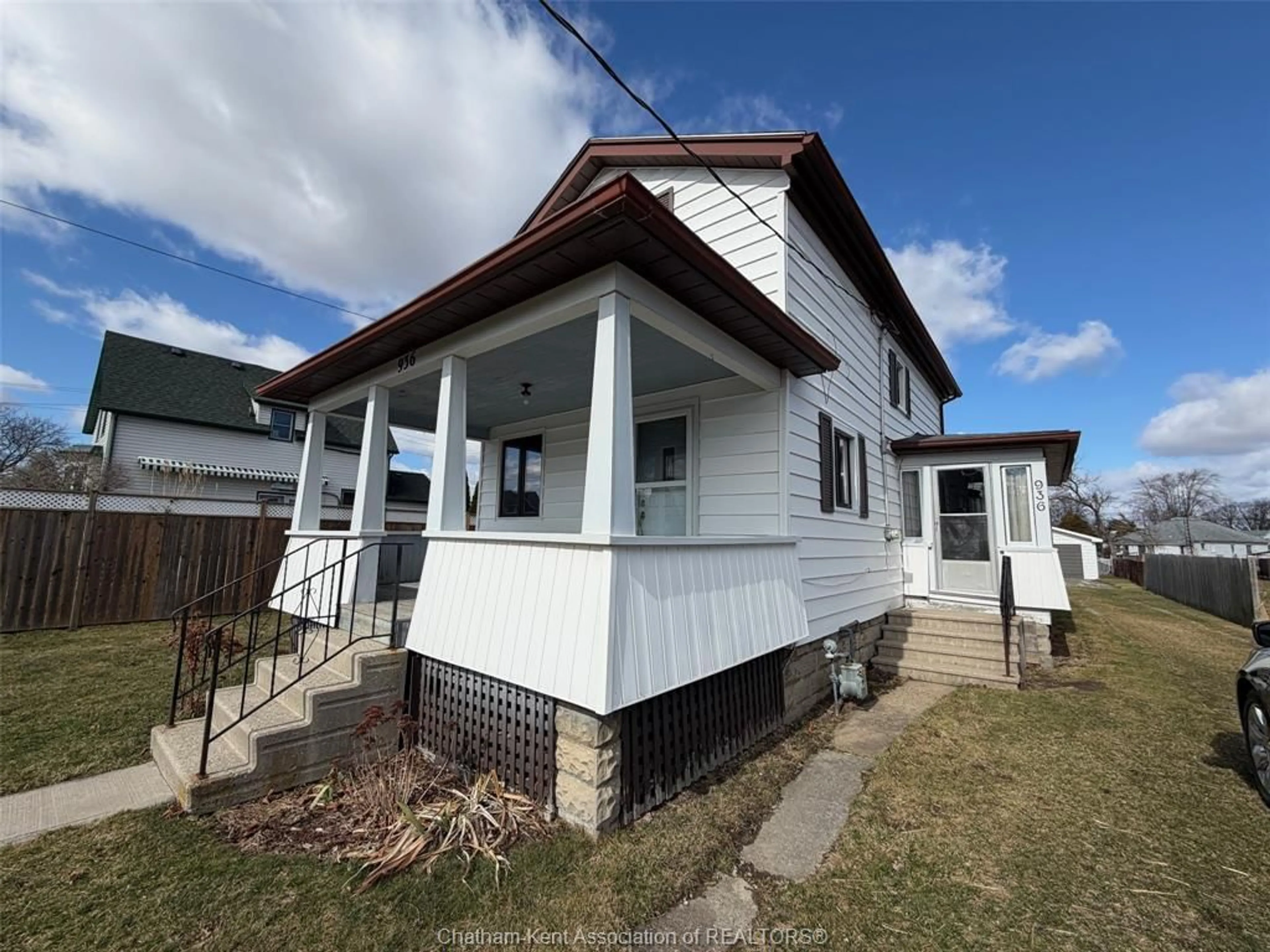 Home with vinyl exterior material, building for 936 James St, Wallaceburg Ontario N8A 2P7