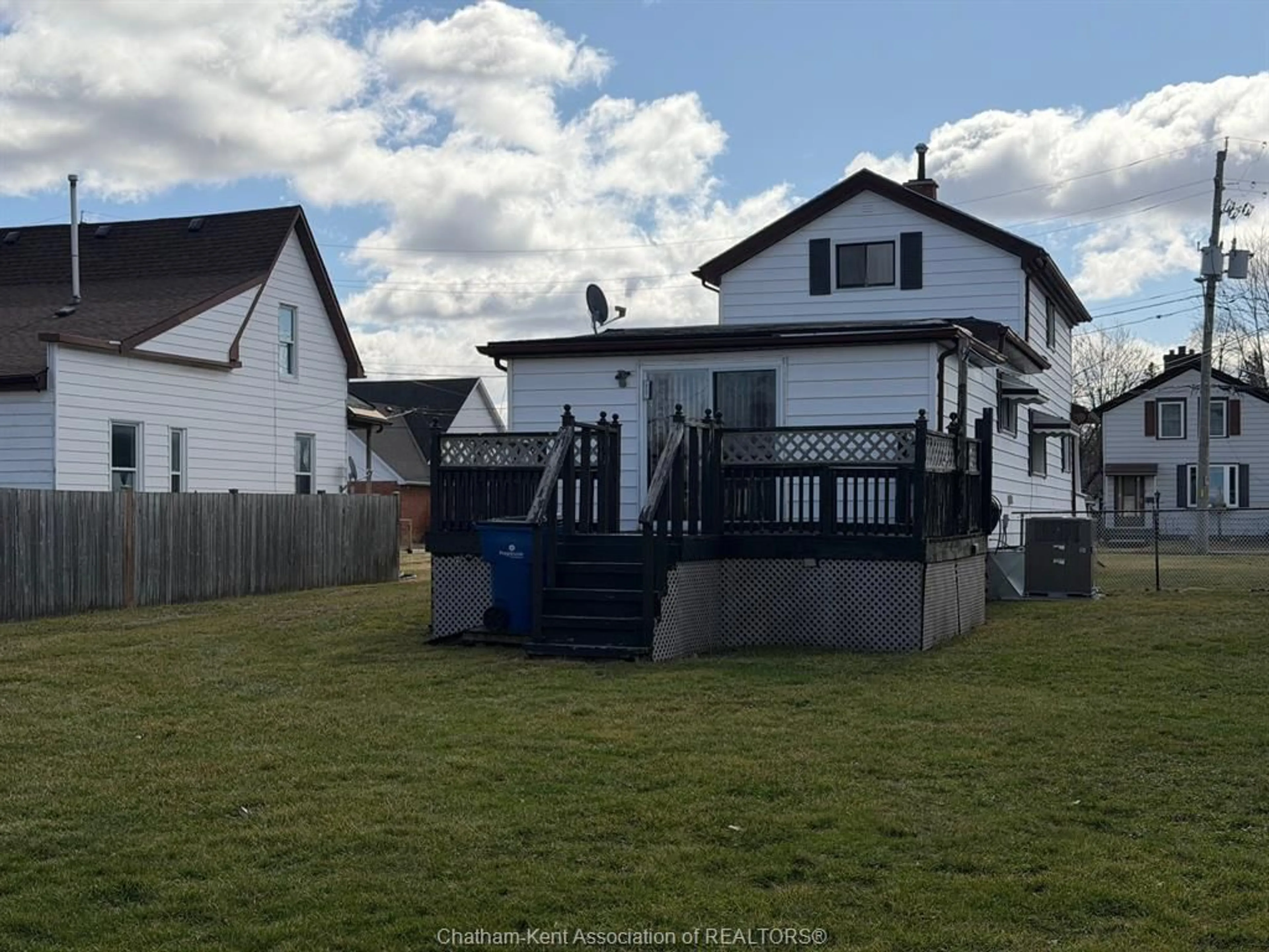 A pic from outside/outdoor area/front of a property/back of a property/a pic from drone, unknown for 936 James St, Wallaceburg Ontario N8A 2P7