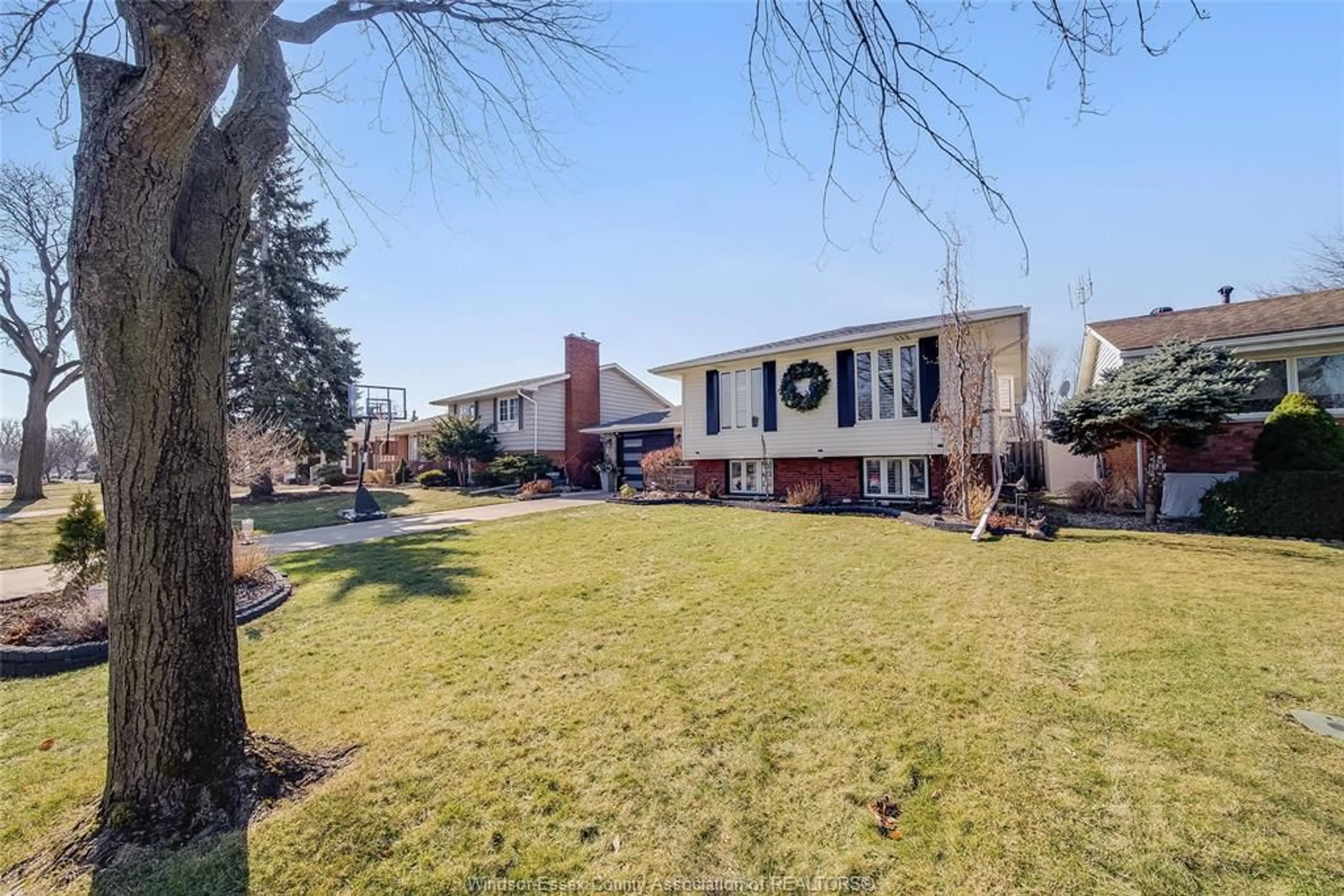 A pic from outside/outdoor area/front of a property/back of a property/a pic from drone, street for 2915 BUTTERY Crt, Windsor Ontario N9E 3W5