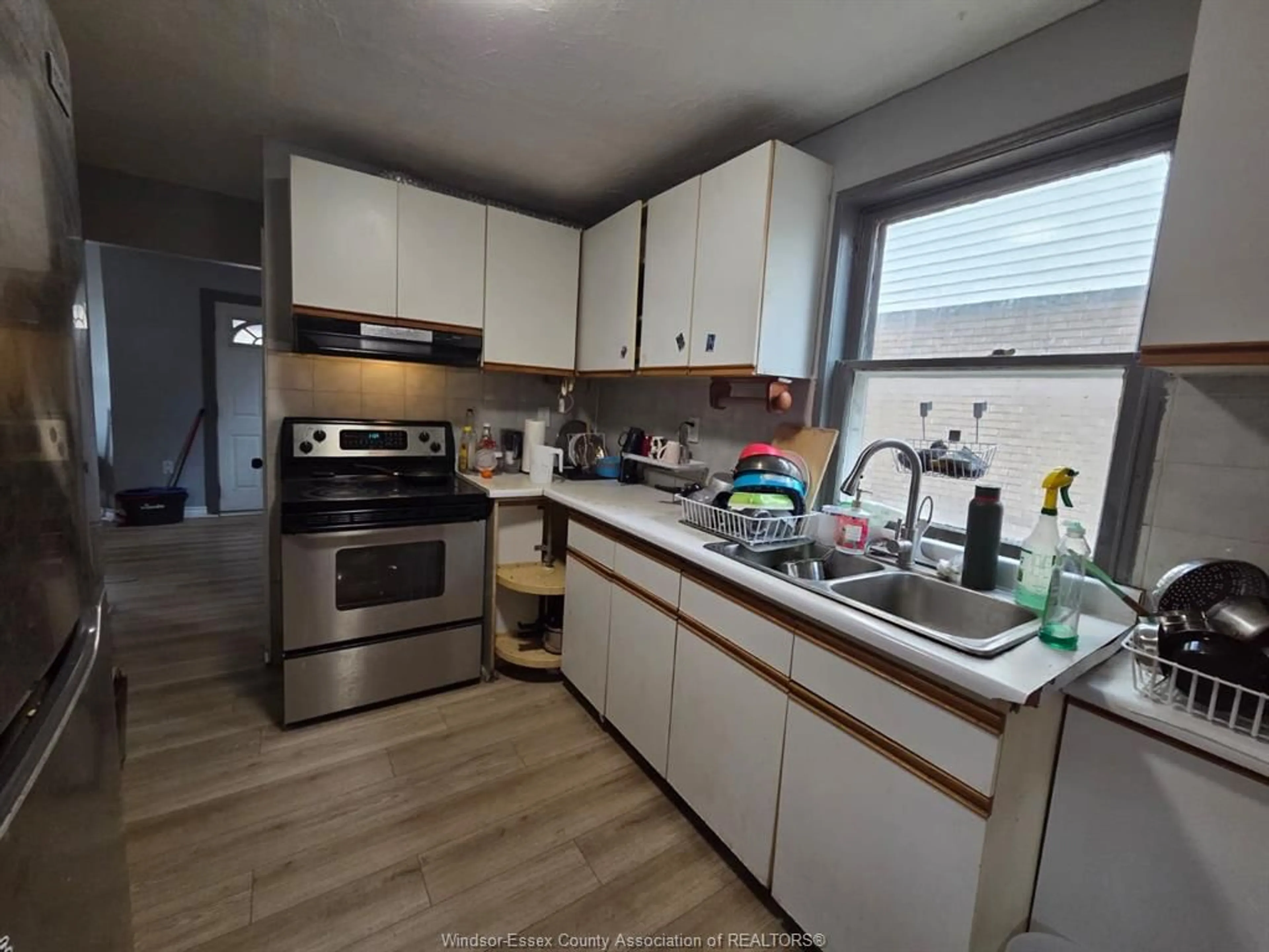 Standard kitchen, wood/laminate floor for 454 RANKIN Ave, Windsor Ontario N9B 2R7