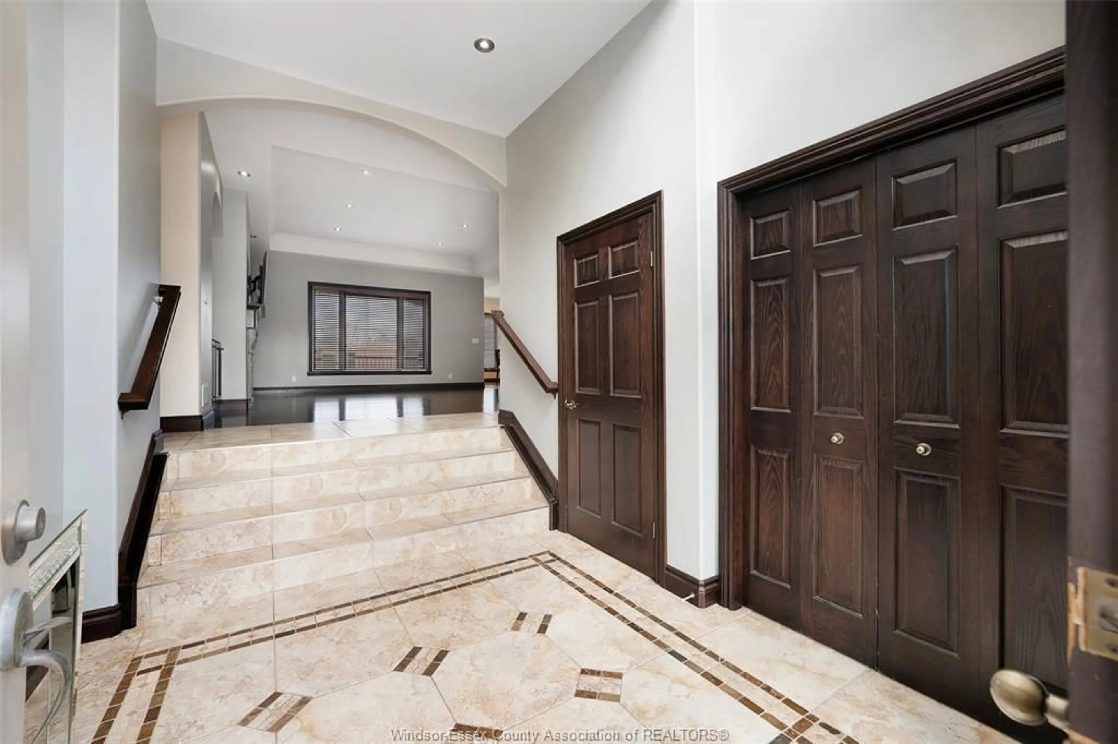 Indoor foyer for 199 ELLISON, Leamington Ontario N8H 0A2