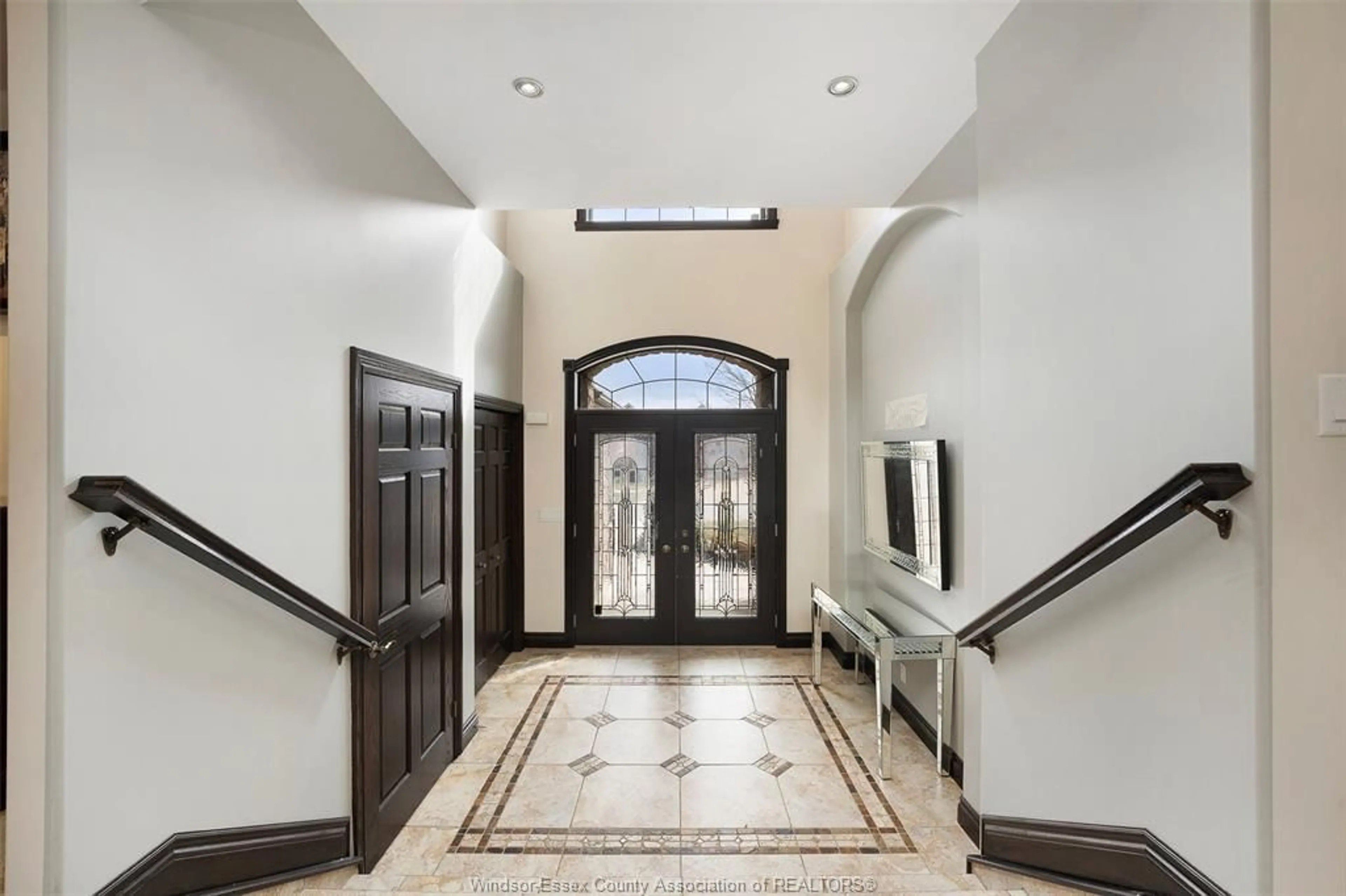 Indoor foyer for 199 ELLISON, Leamington Ontario N8H 0A2